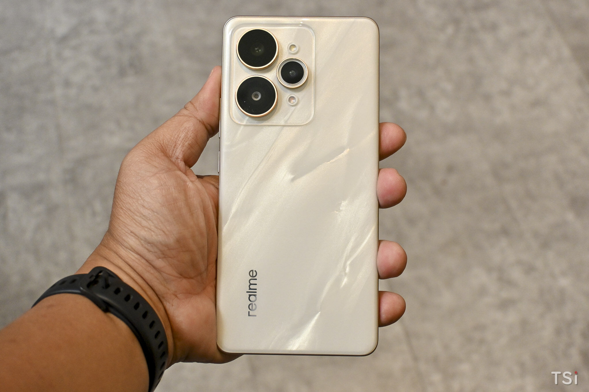 Trên tay nhanh realme 15 Pro: mỏng, pin khủng, cấu hình mạnh