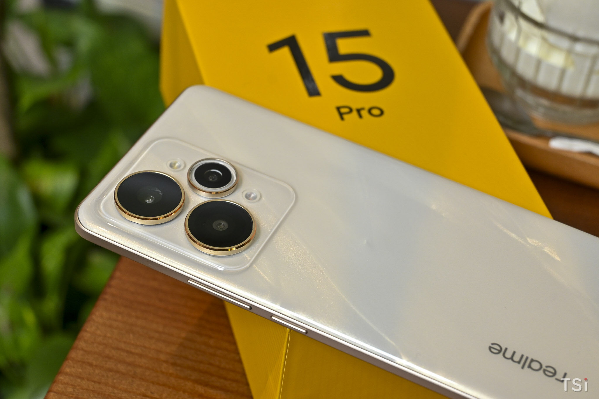Trên tay nhanh realme 15 Pro: mỏng, pin khủng, cấu hình mạnh