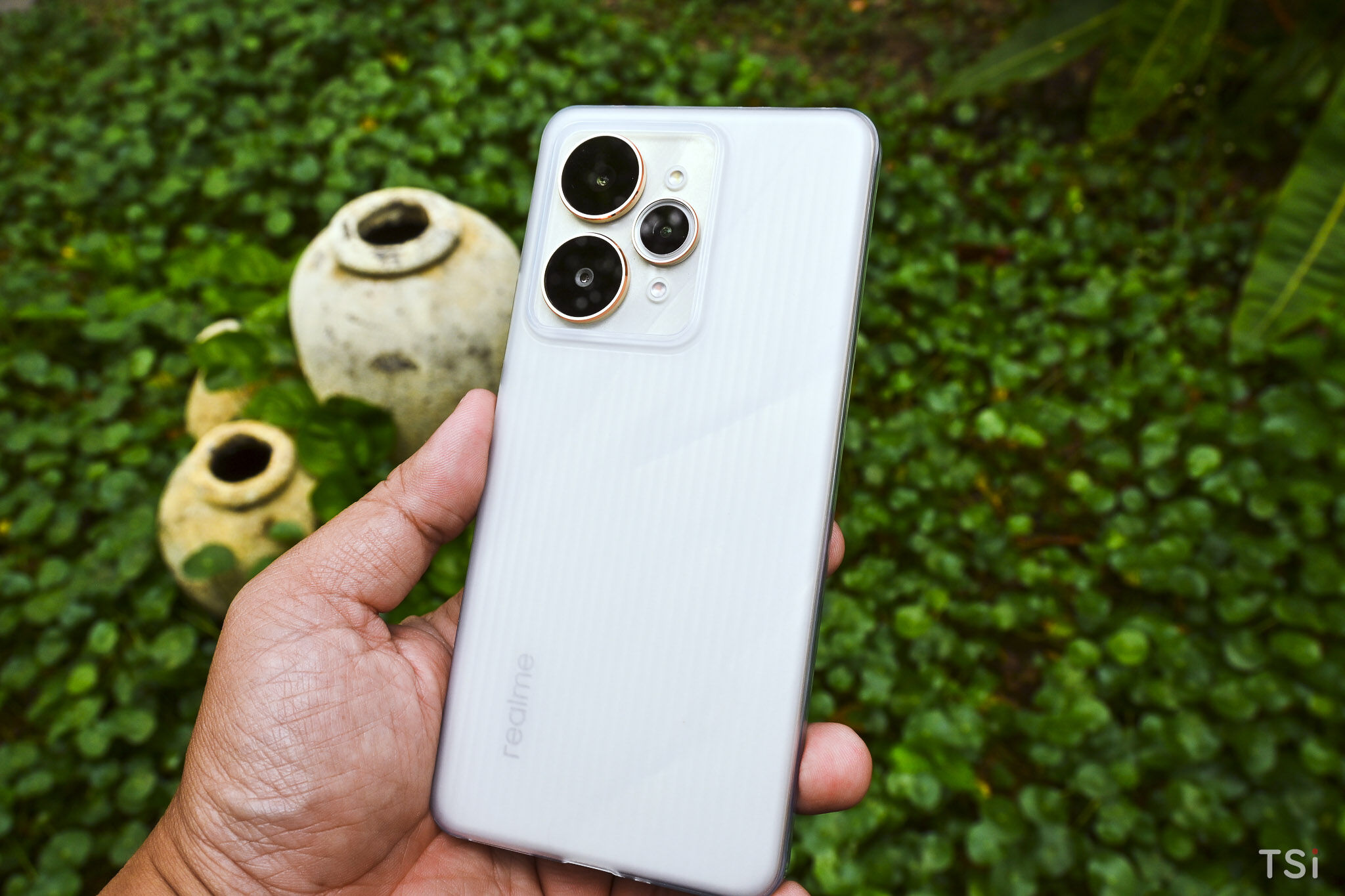 Trên tay nhanh realme 15 Pro: mỏng, pin khủng, cấu hình mạnh