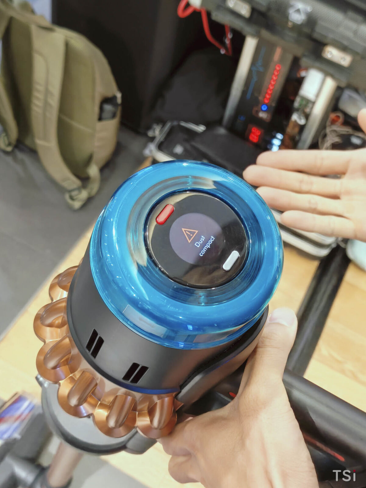 Máy hút bụi không dây Dyson V16 Piston Animal: giải pháp làm sạch toàn diện cho ngôi nhà, hút sạch bụi và cả tóc dài mà không lo rối Máy hút bụi không dây Dyson V16 Piston Animal mới – giải pháp làm sạch toàn diện cho ngôi nhà, hút sạch bụi và cả tóc dài mà không lo rối