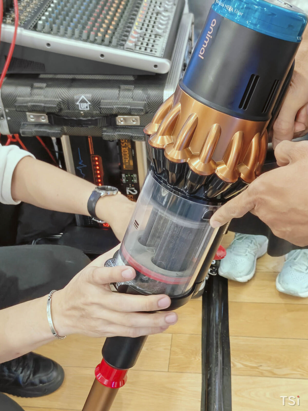 Máy hút bụi không dây Dyson V16 Piston Animal: giải pháp làm sạch toàn diện cho ngôi nhà, hút sạch bụi và cả tóc dài mà không lo rối Máy hút bụi không dây Dyson V16 Piston Animal mới – giải pháp làm sạch toàn diện cho ngôi nhà, hút sạch bụi và cả tóc dài mà không lo rối