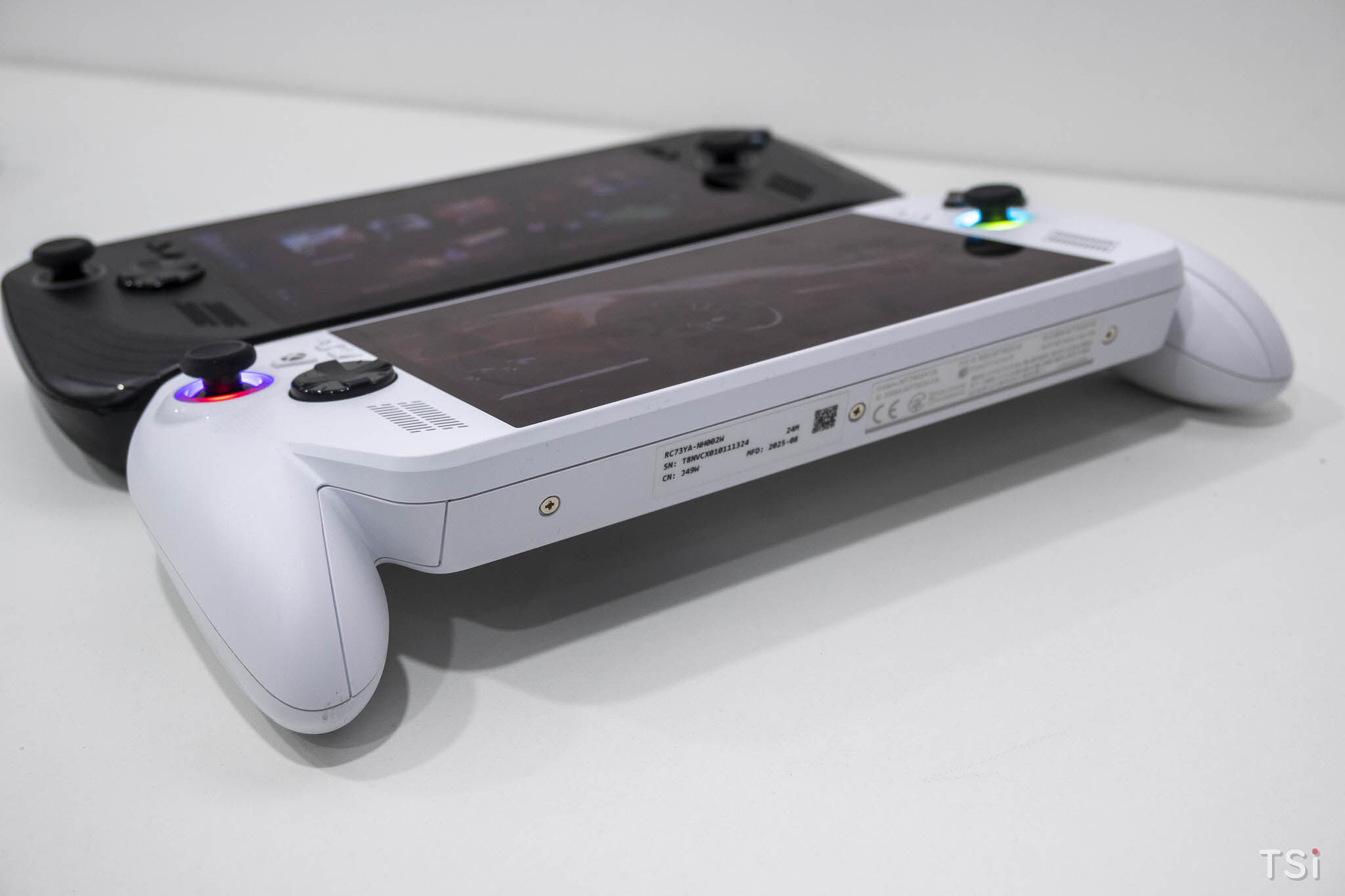 ASUS ROG ra mắt ROG Xbox Ally và ROG Xbox Ally X: Máy chơi game cầm tay ROG Xbox đầu tiên tại Việt Nam ASUS ROG ra mắt ROG Xbox Ally và ROG Xbox Ally X: Máy chơi game cầm tay ROG Xbox đầu tiên tại Việt Nam