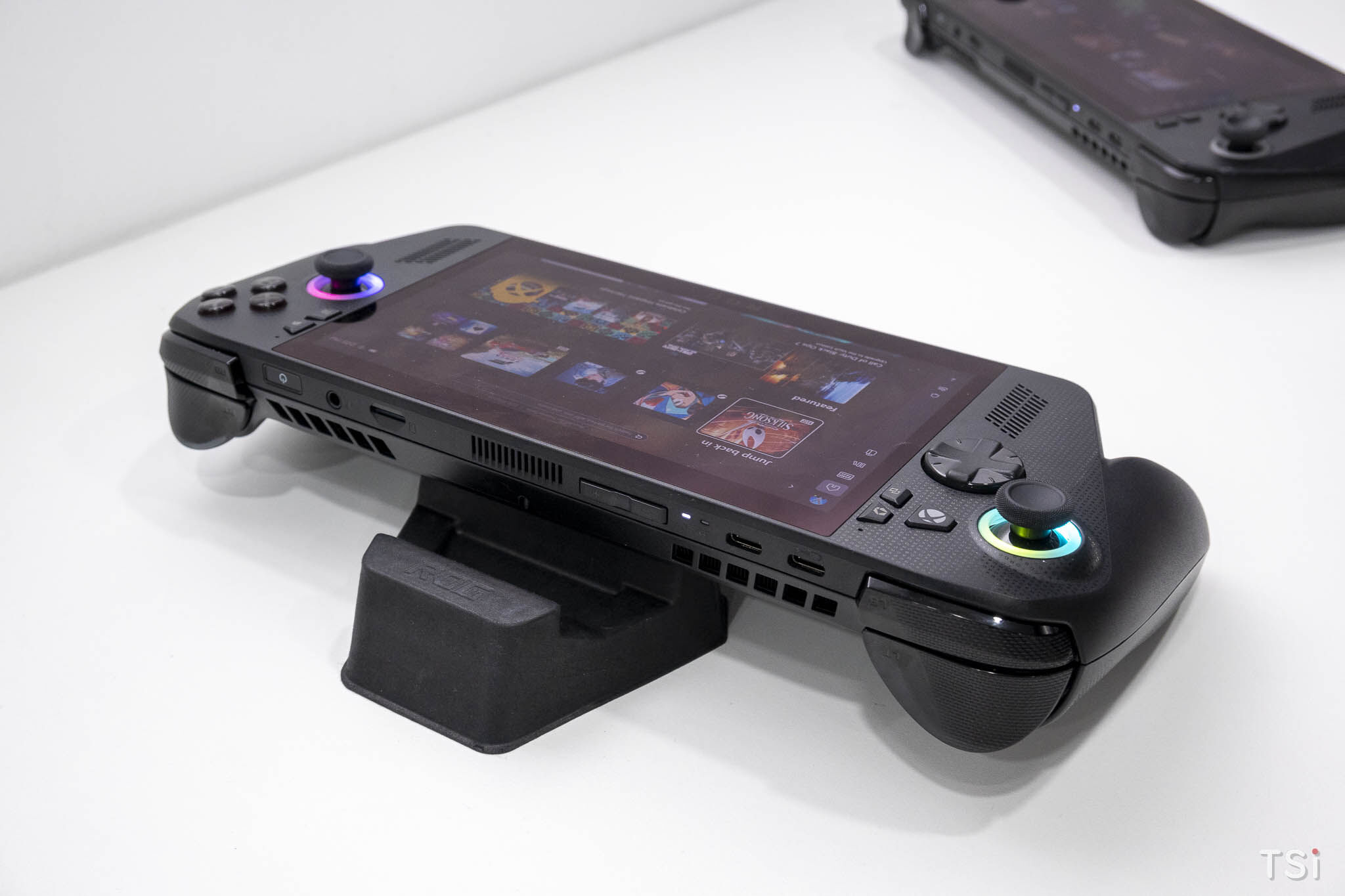 ASUS ROG ra mắt ROG Xbox Ally và ROG Xbox Ally X: Máy chơi game cầm tay ROG Xbox đầu tiên tại Việt Nam ASUS ROG ra mắt ROG Xbox Ally và ROG Xbox Ally X: Máy chơi game cầm tay ROG Xbox đầu tiên tại Việt Nam