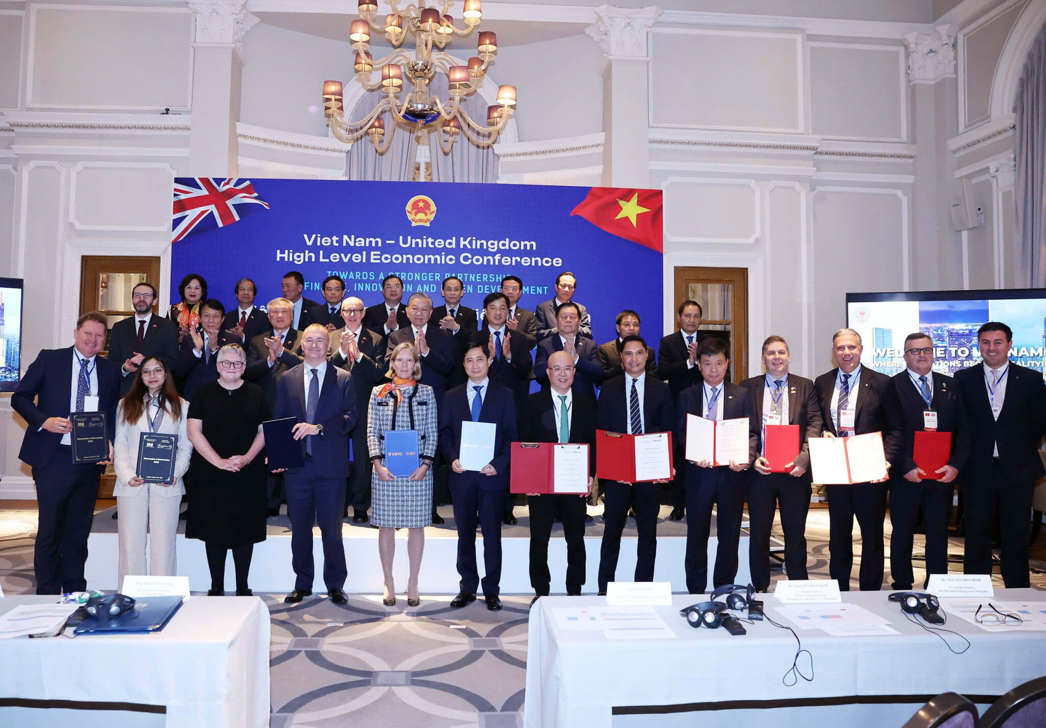 FPT và CLB bóng đá Chelsea thỏa thuận hợp tác trước sự chứng kiến của Tổng Bí thư Tô Lâm FPT và Câu lạc bộ bóng đá hàng đầu thế giới Chelsea trao thỏa thuận hợp tác trước sự chứng kiến của Tổng Bí thư