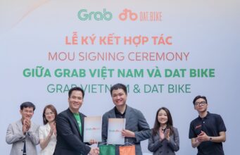 Grab Việt Nam và Dat Bike hợp tác hỗ trợ tài xế công nghệ chuyển đổi xanh