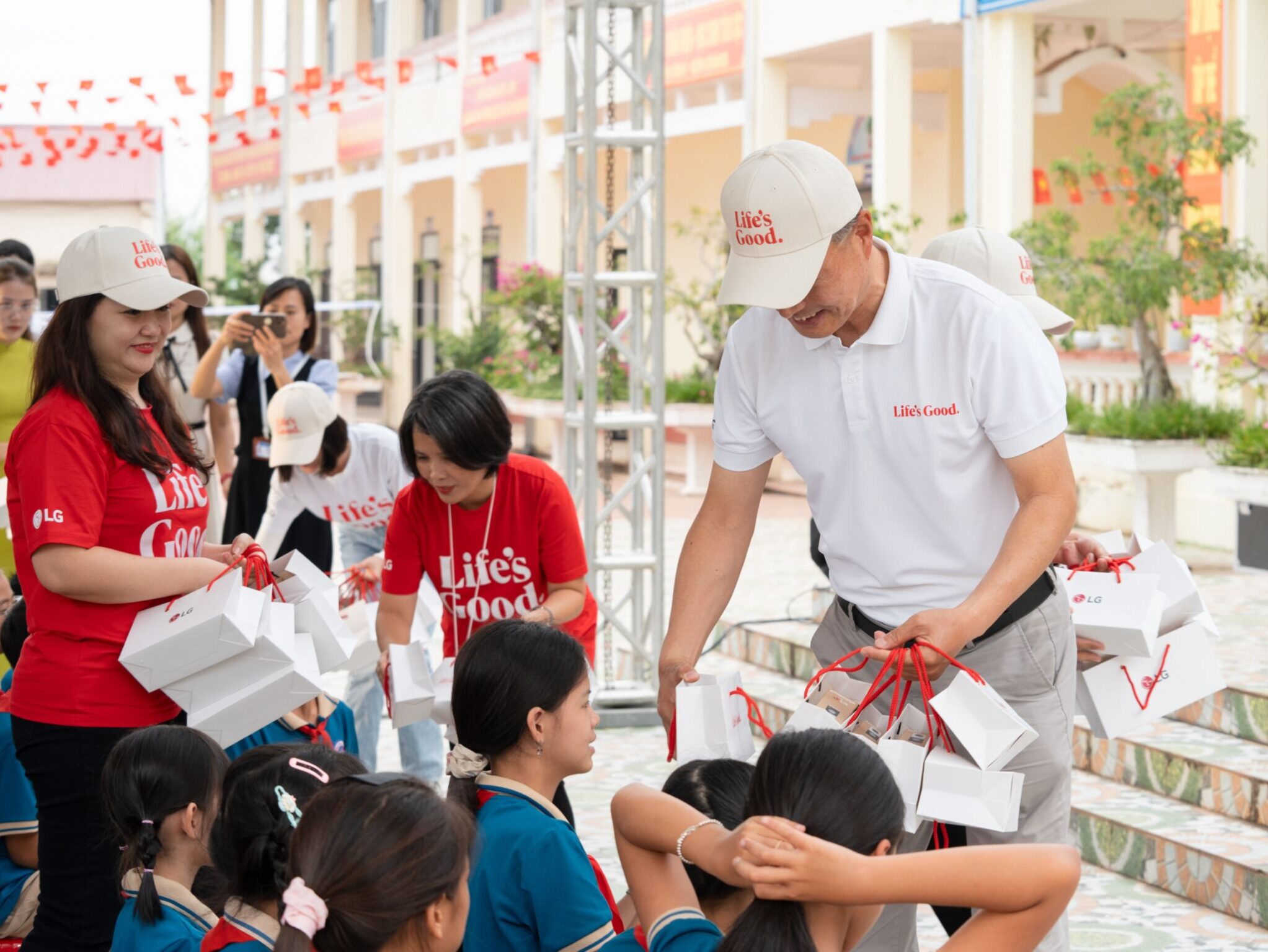 LG Electronics khánh thành sân bóng “Hạt giống Tài năng” LG Electronics khánh thành sân bóng “Hạt giống Tài năng”, góp phần nâng cao sức khỏe thể chất, cải thiện chất lượng giáo dục cho trẻ em