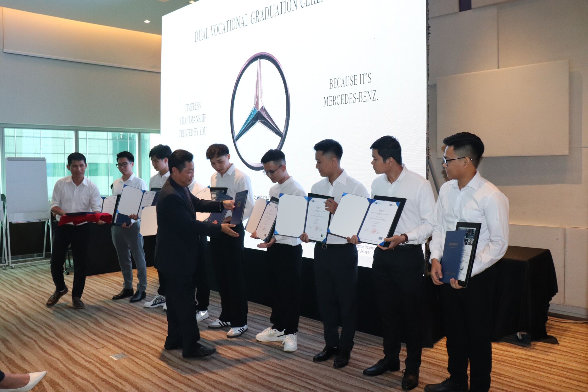 Mercedes-Benz Việt Nam đánh dấu 6 năm đào tạo nguồn nhân lực kỹ thuật ngành ô tô Mercedes-Benz Việt Nam đánh dấu 6 năm đào tạo nguồn nhân lực kỹ thuật ngành ô tô