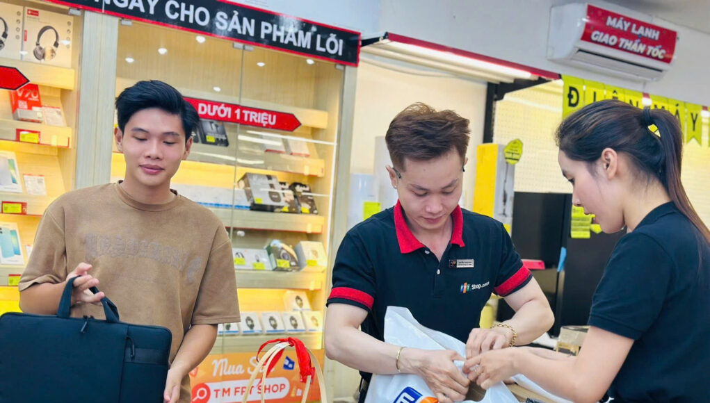 mua-laptop-mua-cuoi-nam-tai-fpt-shop-3