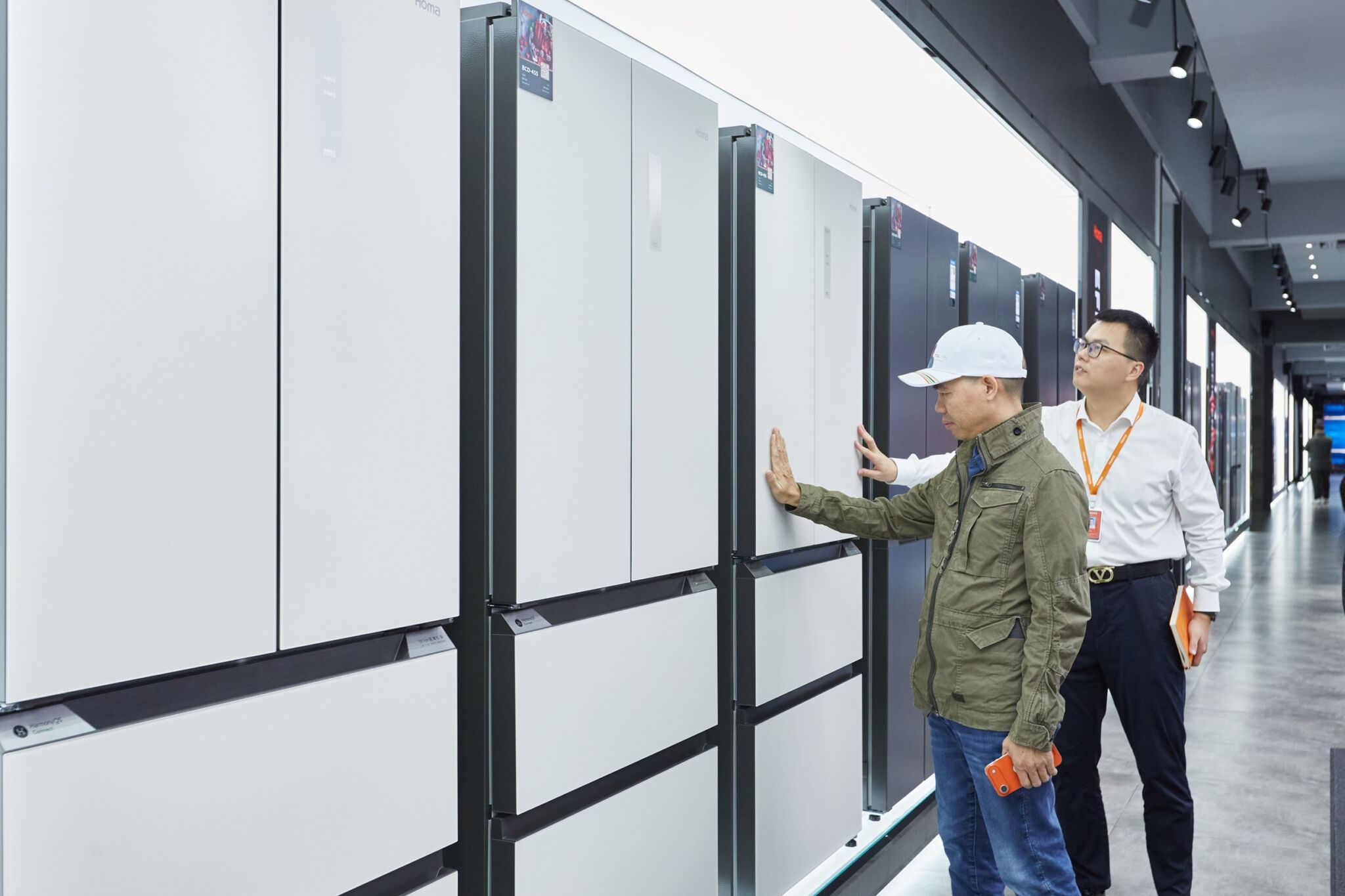 TCL khẳng định sức mạnh tự chủ công nghệ TCL khẳng định sức mạnh tự chủ công nghệ qua hành trình khám phá hệ sinh thái sản xuất toàn cầu