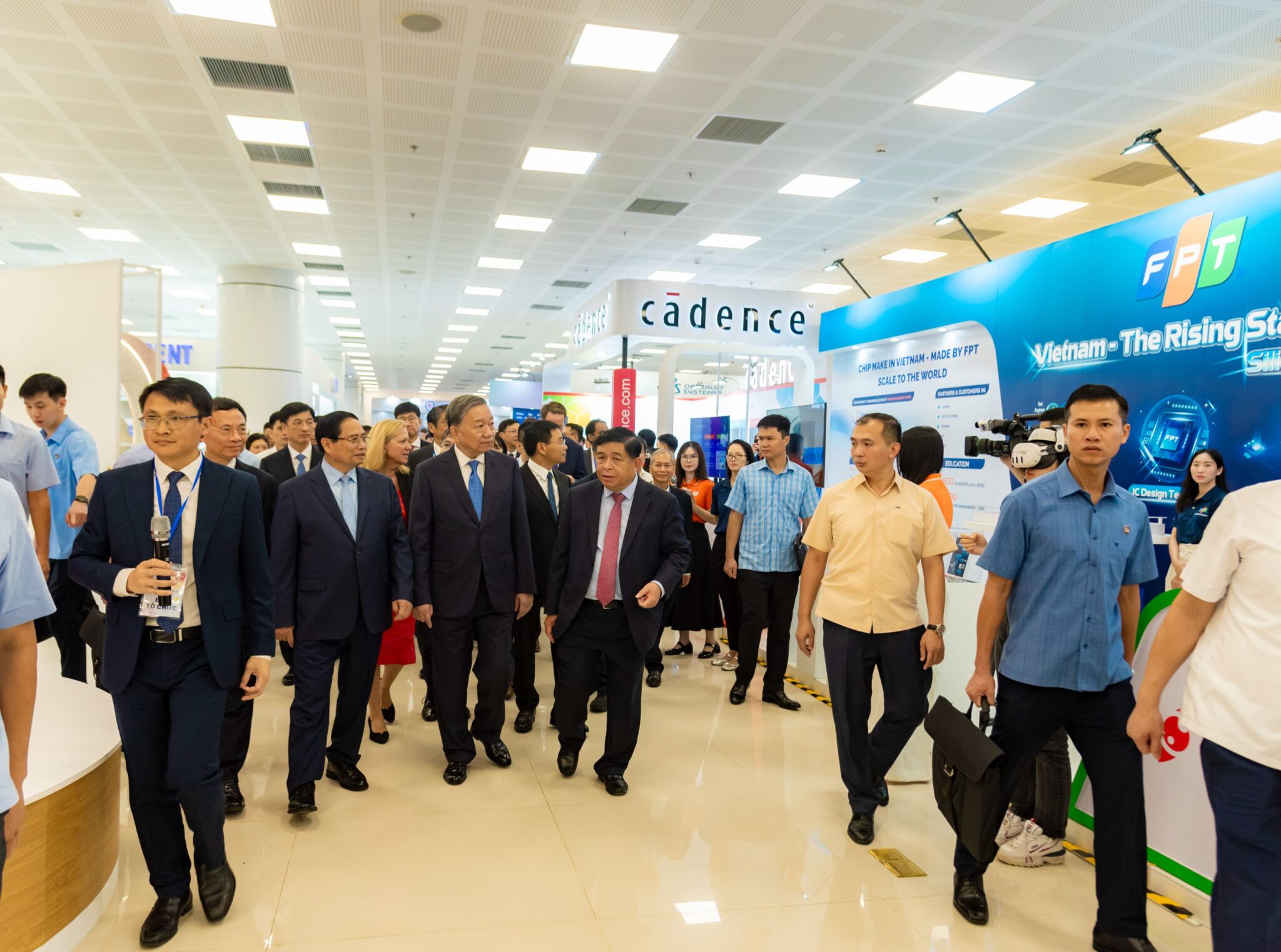 Tổng giám đốc FPT nêu 5 kiến nghị để đổi mới sáng tạo đi vào thực tiễn Tổng giám đốc FPT nêu 5 kiến nghị để đổi mới sáng tạo đi vào thực tiễn
