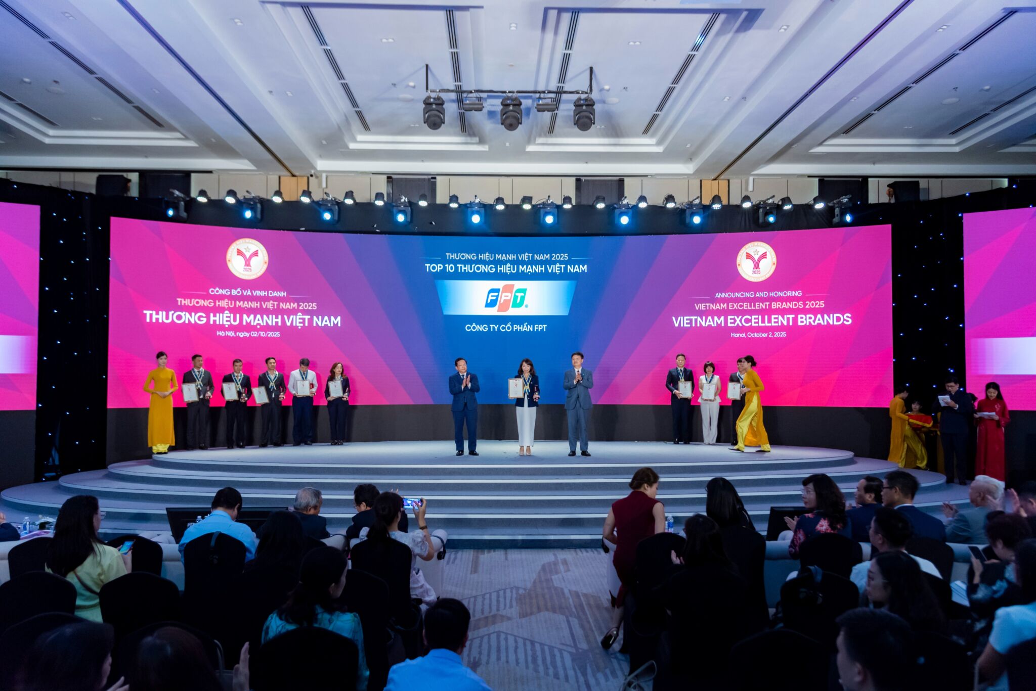 Top 10 thương hiệu mạnh Việt Nam tiếp tục “điểm danh” FPT