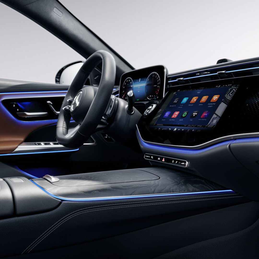 Ra mắt và triển lãm Mercedes-Benz E-Class Thế Hệ Mới tại Hà Nội Ra mắt và triển lãm Mercedes-Benz E-Class Thế Hệ Mới tại Hà Nội