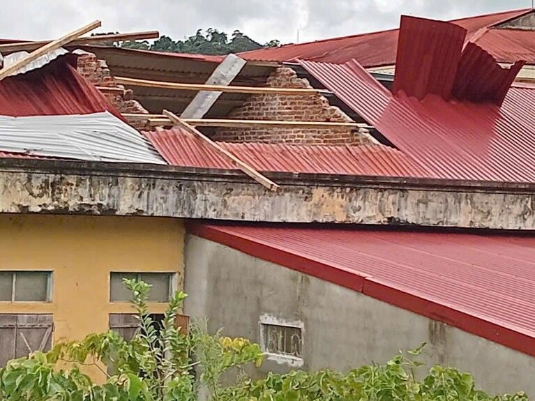 UNIQLO Việt Nam đóng góp 1 tỷ đồng và hơn 3.400 trang phục RE.UNIQLO, hỗ trợ khắc phục hậu quả bão lũ tại các trường học thuộc miền Bắc và miền Trung UNIQLO Việt Nam đóng góp 1 tỷ đồng và hơn 3.400 trang phục RE.UNIQLO, hỗ trợ khắc phục hậu quả bão lũ tại các trường học thuộc miền Bắc và miền Trung