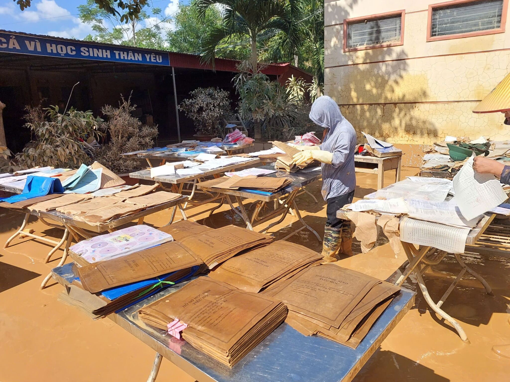 UNIQLO Việt Nam đóng góp 1 tỷ đồng và hơn 3.400 trang phục RE.UNIQLO, hỗ trợ khắc phục hậu quả bão lũ tại các trường học thuộc miền Bắc và miền Trung UNIQLO Việt Nam đóng góp 1 tỷ đồng và hơn 3.400 trang phục RE.UNIQLO, hỗ trợ khắc phục hậu quả bão lũ tại các trường học thuộc miền Bắc và miền Trung