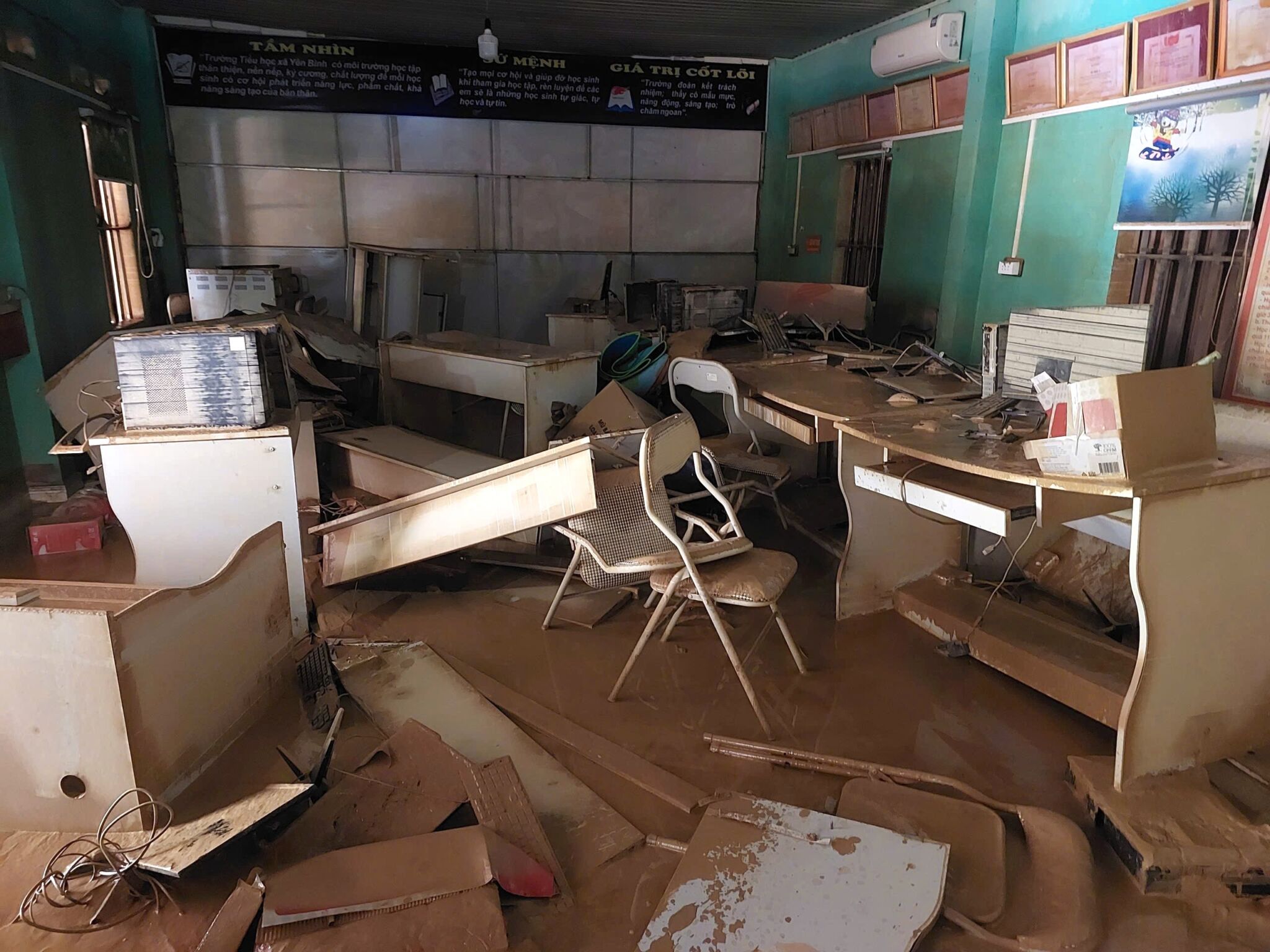 UNIQLO Việt Nam đóng góp 1 tỷ đồng và hơn 3.400 trang phục RE.UNIQLO, hỗ trợ khắc phục hậu quả bão lũ tại các trường học thuộc miền Bắc và miền Trung UNIQLO Việt Nam đóng góp 1 tỷ đồng và hơn 3.400 trang phục RE.UNIQLO, hỗ trợ khắc phục hậu quả bão lũ tại các trường học thuộc miền Bắc và miền Trung