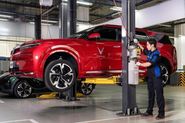 vinfast-sua-chua-xe-hu-hong-do-mua-lu