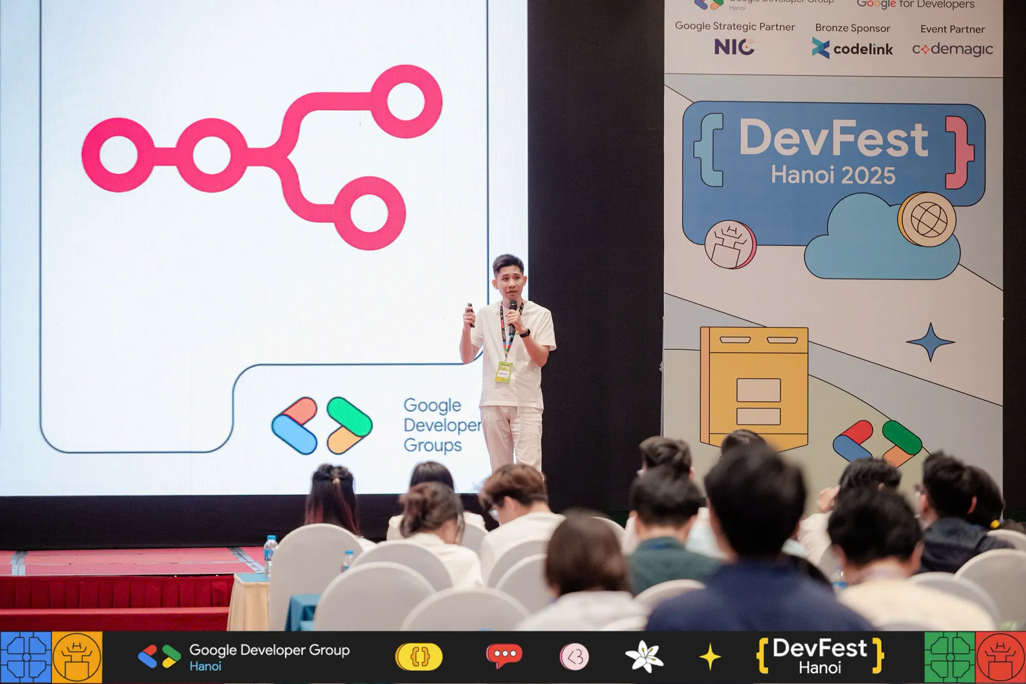 GDG DevFest Hanoi 2025 quy tụ hơn 500 lập trình viên thảo luận về tương lai AI