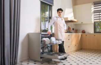 Huy Trần chăm sóc tổ ấm bằng thiết bị thông minh Bosch