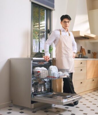 Huy Trần chăm sóc tổ ấm bằng thiết bị thông minh Bosch