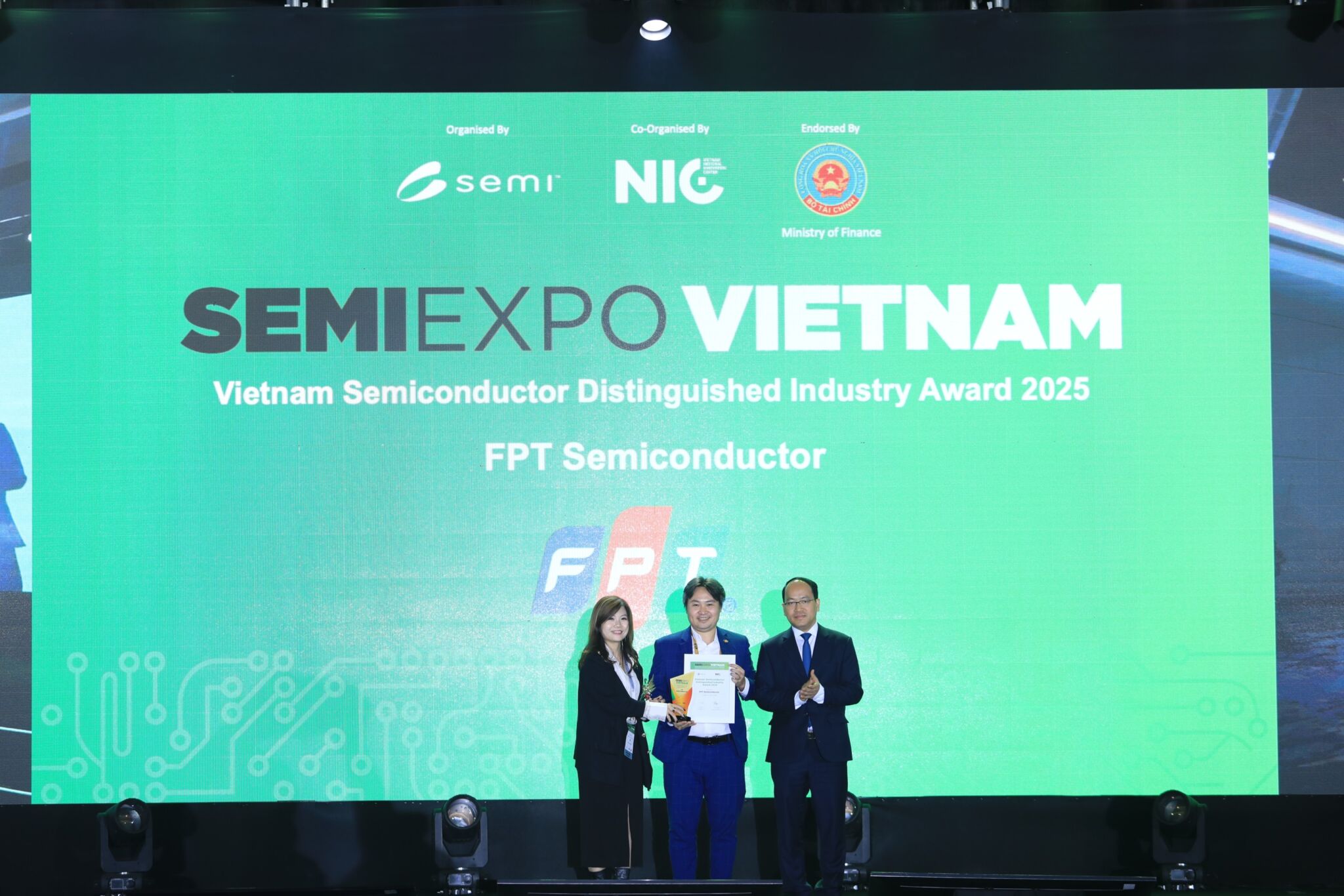 FPT được trao giải thưởng Doanh nghiệp Bán dẫn xuất sắc Việt Nam - Vietnam Semiconductor Distinguished Industry Award 2025