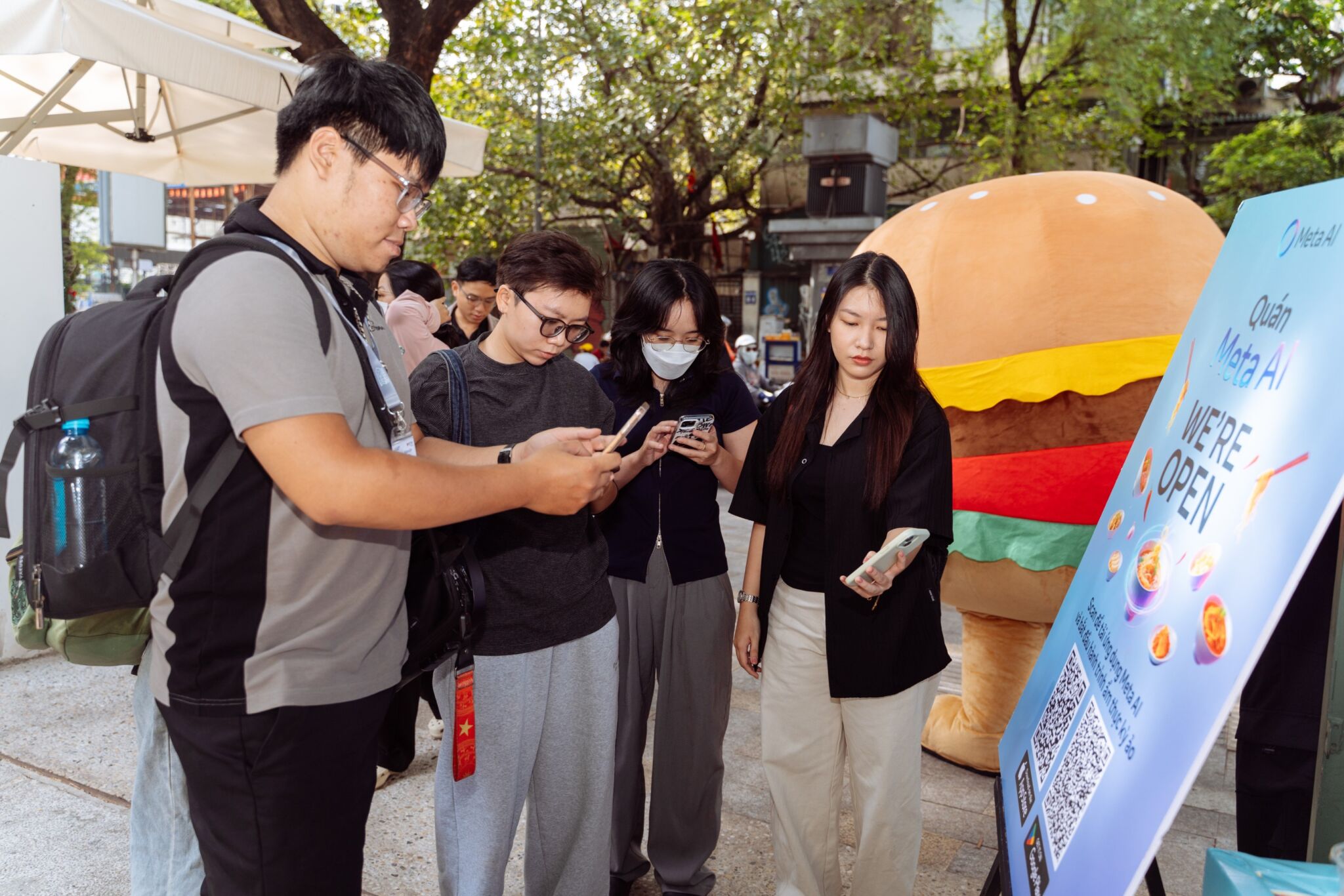 Giới trẻ tại TP. Hồ Chí Minh xếp hàng trải nghiệm Quán Meta AI - Nơi món ăn AI bước ra đời thực