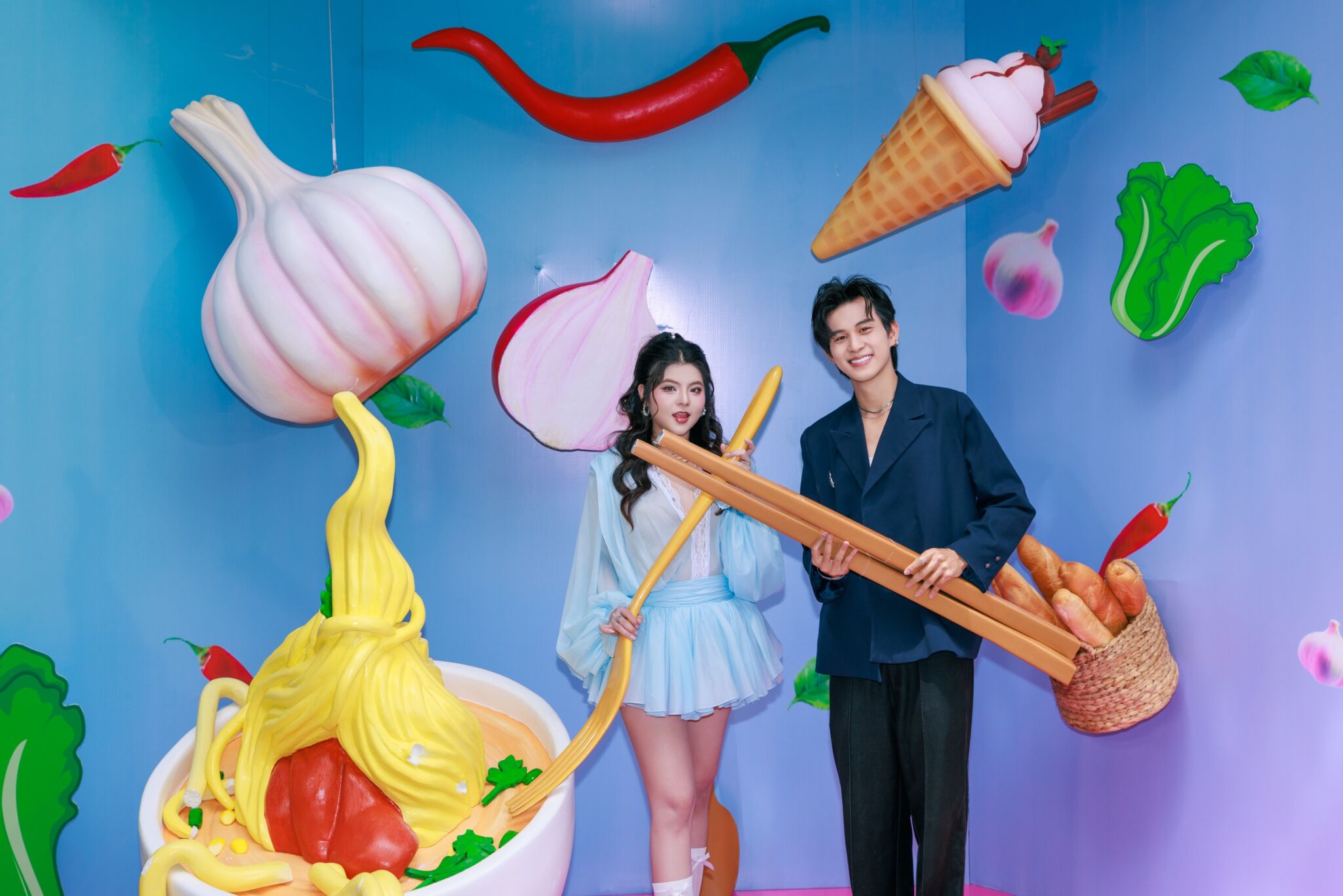 Giới trẻ tại TP. Hồ Chí Minh xếp hàng trải nghiệm Quán Meta AI - Nơi món ăn AI bước ra đời thực