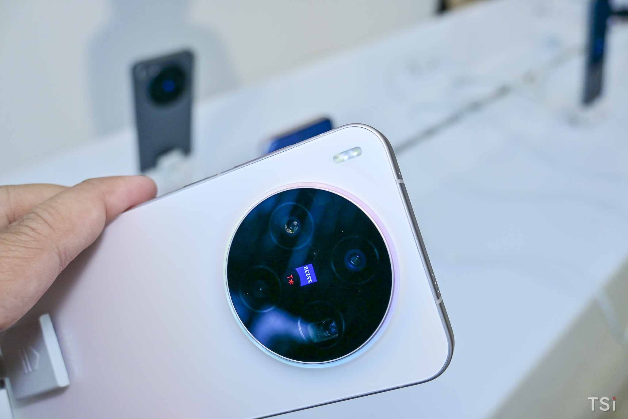 Bộ đôi vivo X300 Series ra mắt tại Việt Nam Bộ đôi vivo X300 Series ra mắt tại Việt Nam