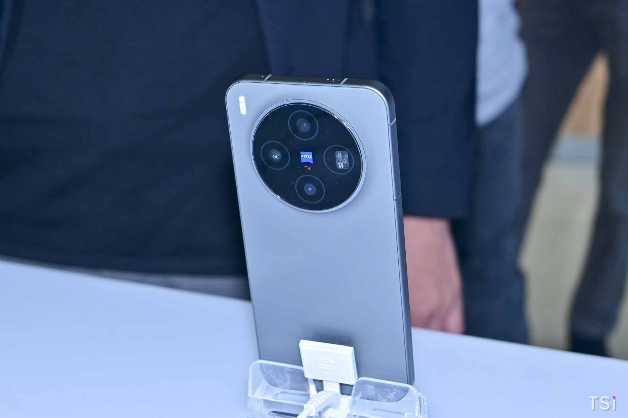 Bộ đôi vivo X300 Series ra mắt tại Việt Nam Bộ đôi vivo X300 Series ra mắt tại Việt Nam