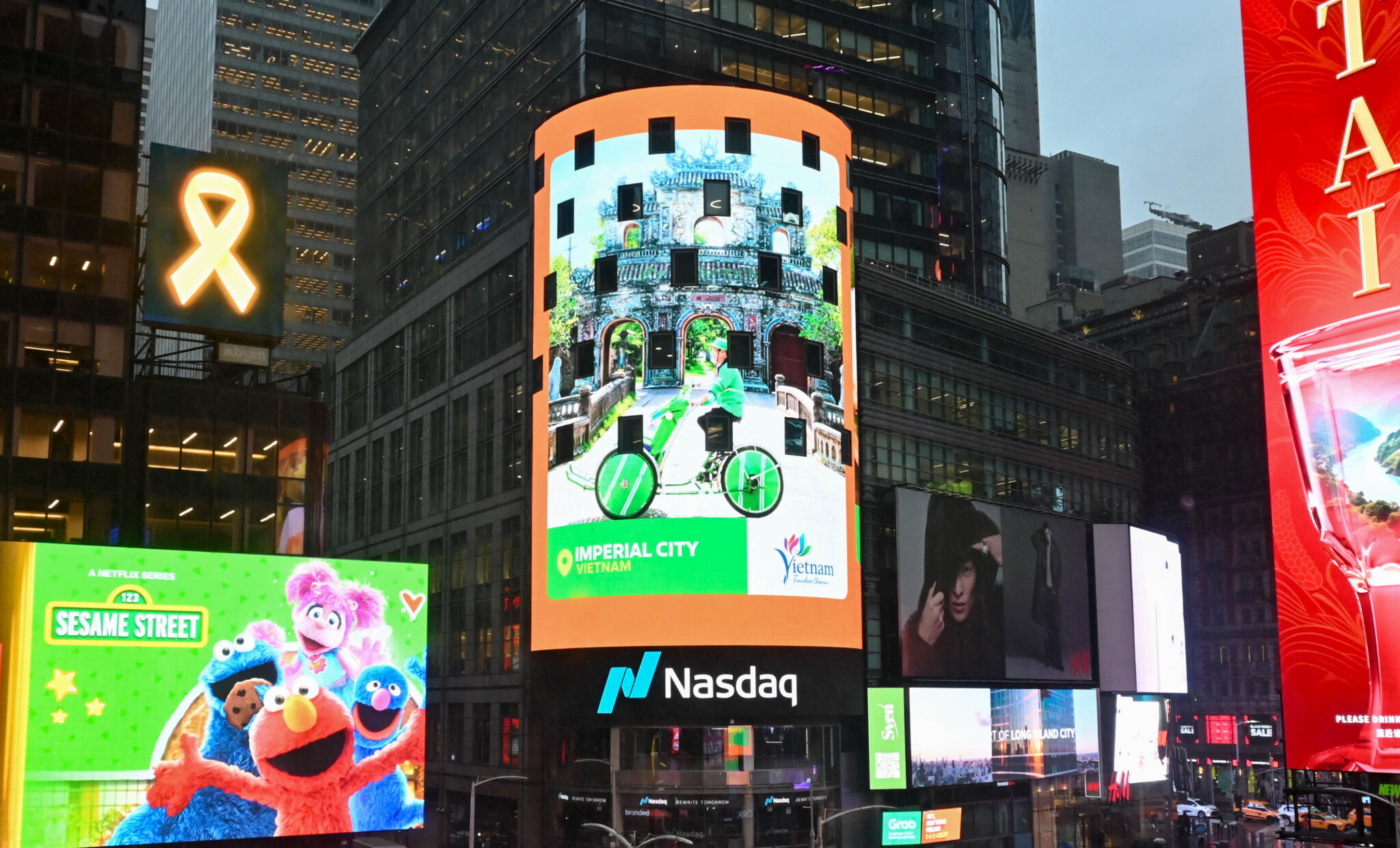 Grab tôn vinh di sản và ẩm thực Việt Nam tại Quảng trường Thời Đại, New York Grab tôn vinh di sản và ẩm thực Việt Nam tại Quảng trường Thời Đại, New York