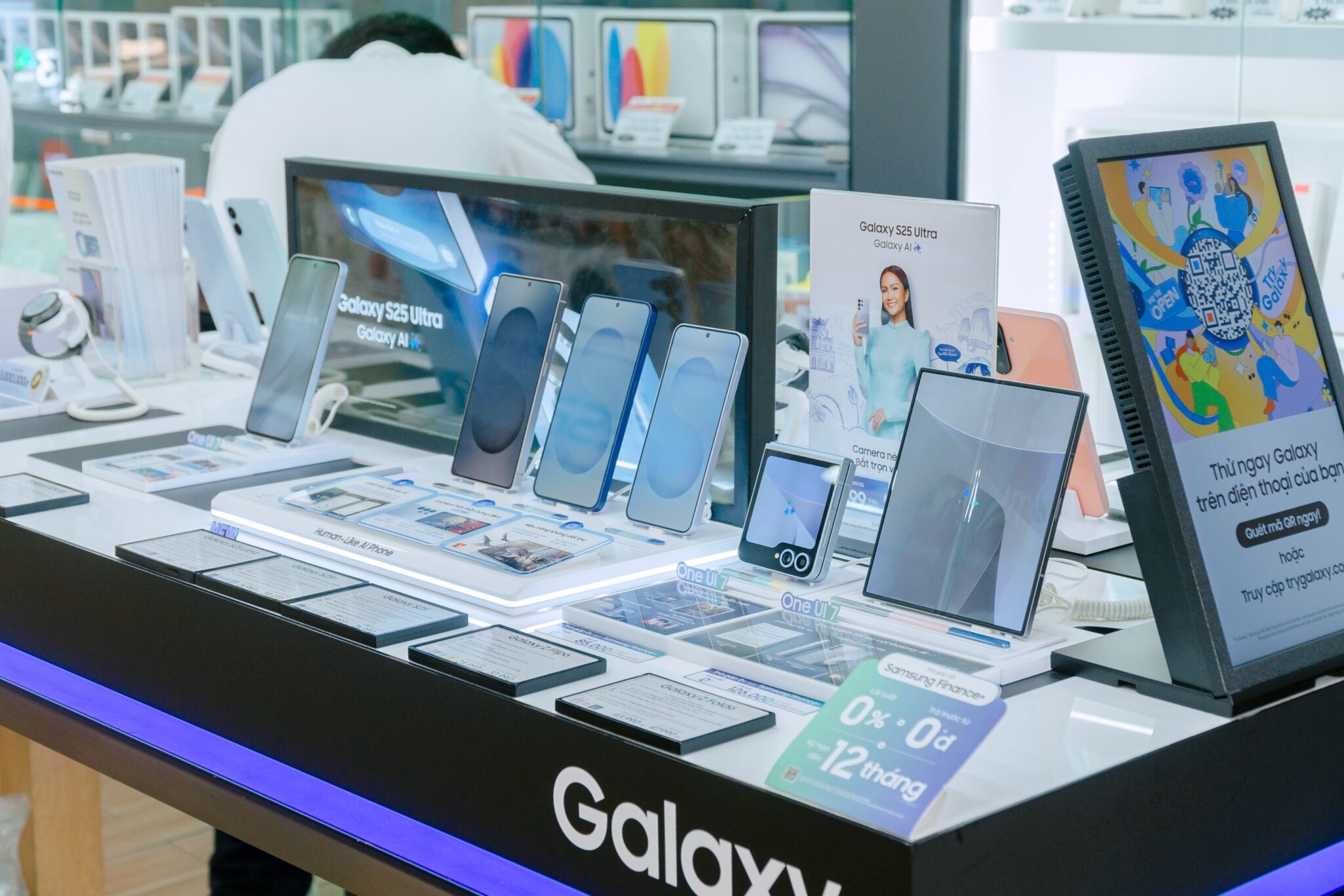 “Đại tiệc công nghệ” cuối năm tại Di Động Việt: iPhone 17 Pro Max giảm sâu, phụ kiện chỉ từ 59.000 đồng