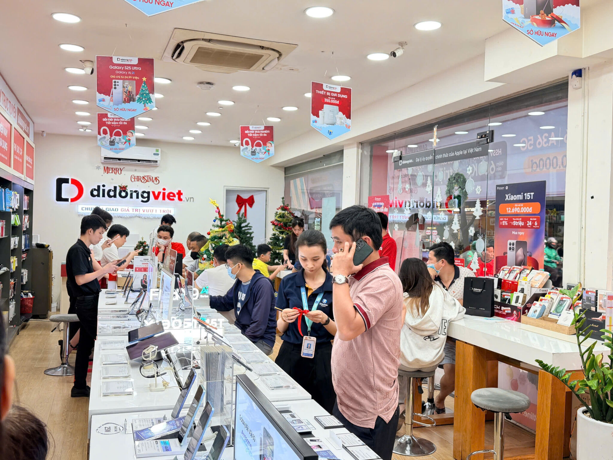 “Đại tiệc công nghệ” cuối năm tại Di Động Việt: iPhone 17 Pro Max giảm sâu, phụ kiện chỉ từ 59.000 đồng