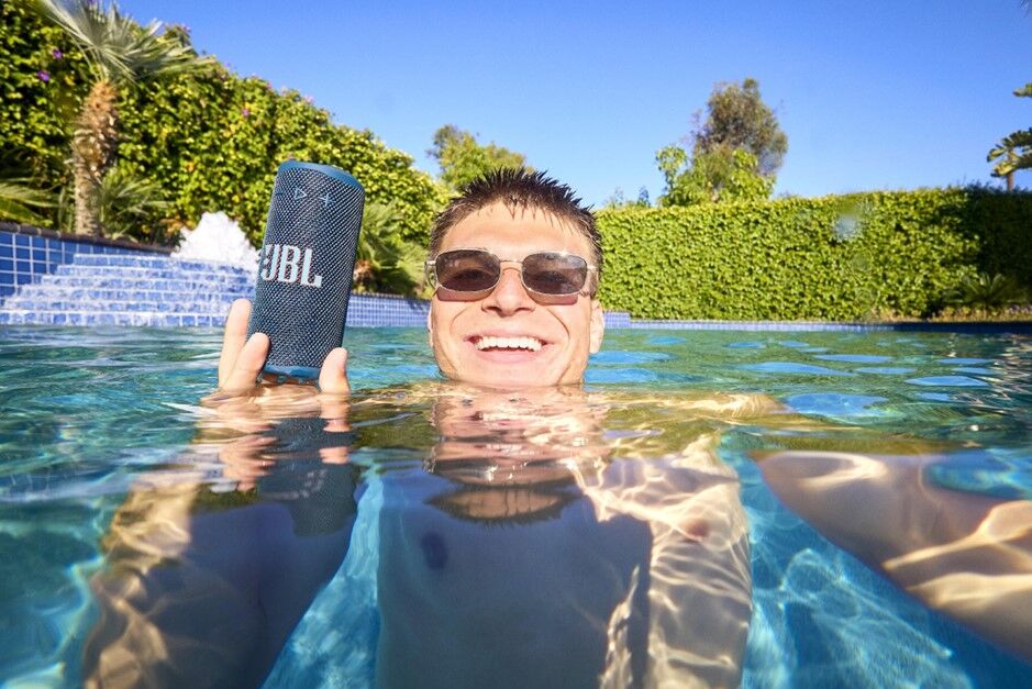 JBL Grip bán ra với giá 3 triệu đồng JBL Grip ra mắt tại Việt Nam: nhỏ gọn, bền bỉ và mạnh mẽ