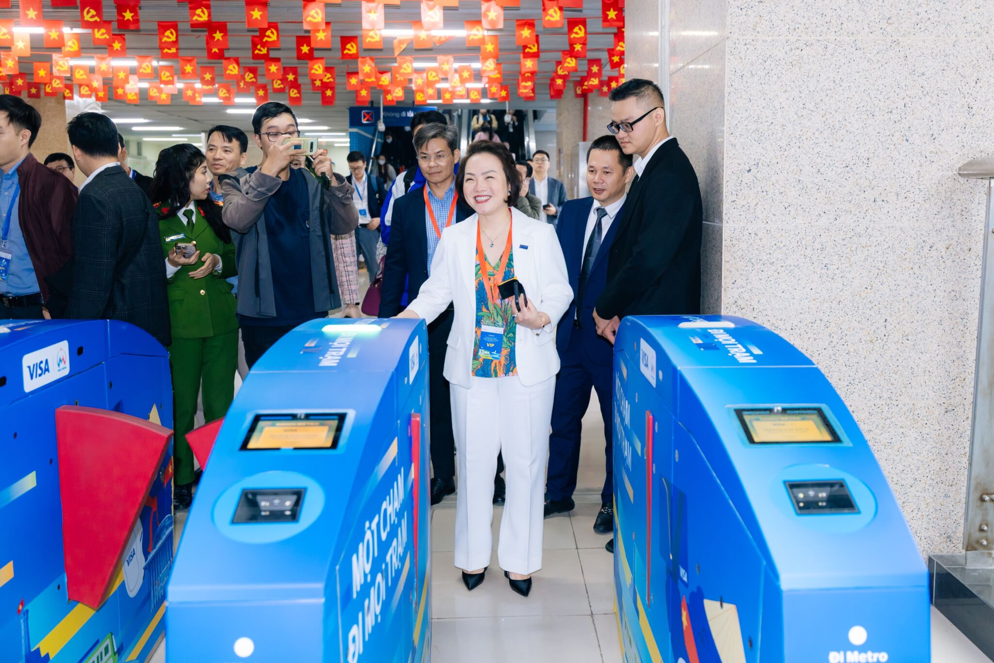 Visa ra mắt giải pháp thanh toán “chạm để di chuyển” đầu tiên tại Hà Nội trên tuyến Metro 2A (Cát Linh – Hà Đông), thúc đẩy giao thông đô thị không dùng tiền mặt và phát triển bền vững