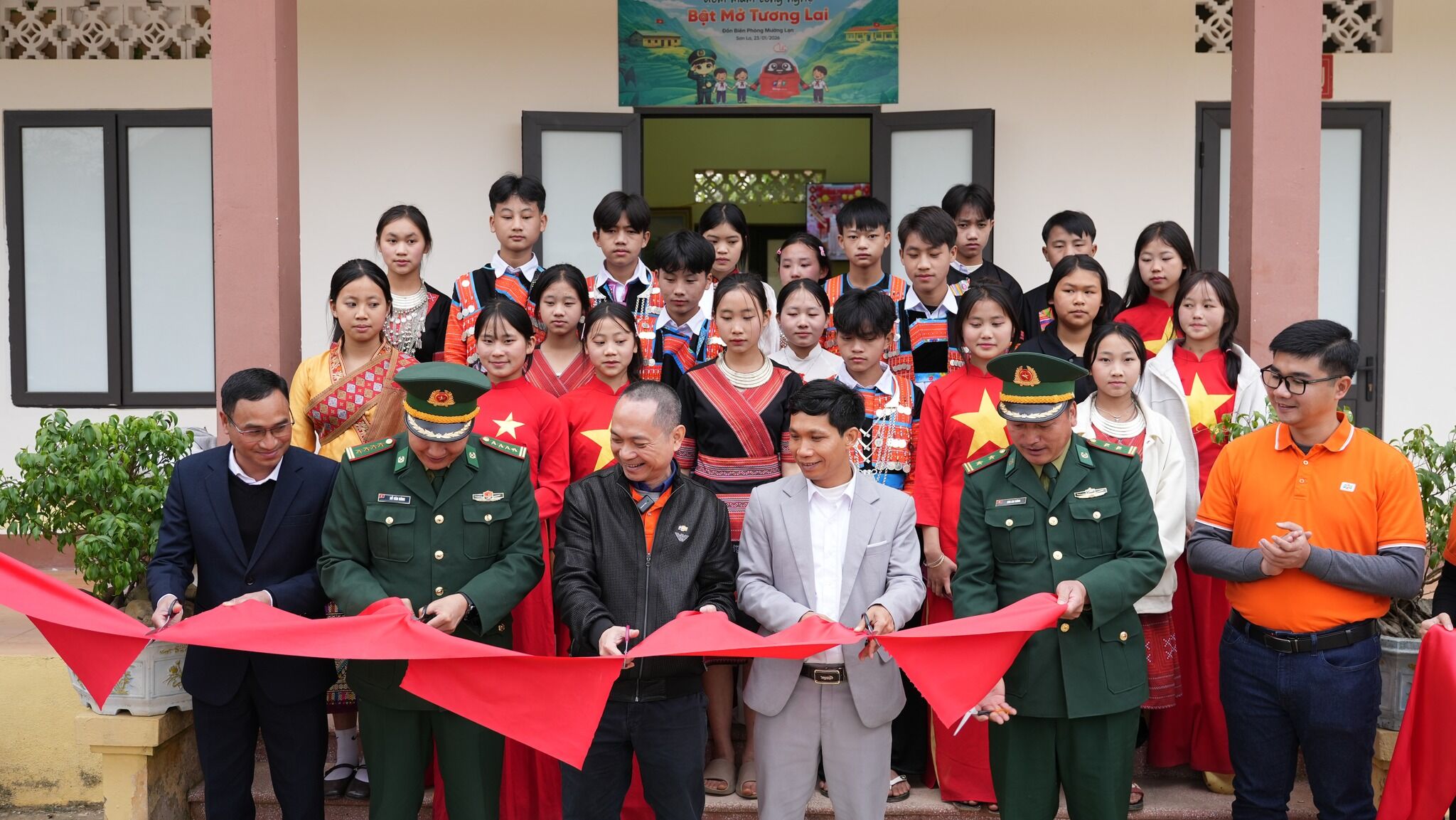 Bật Tết vùng biên: FPT Shop mang công nghệ đến gần hơn với học sinh vùng biên Sơn La