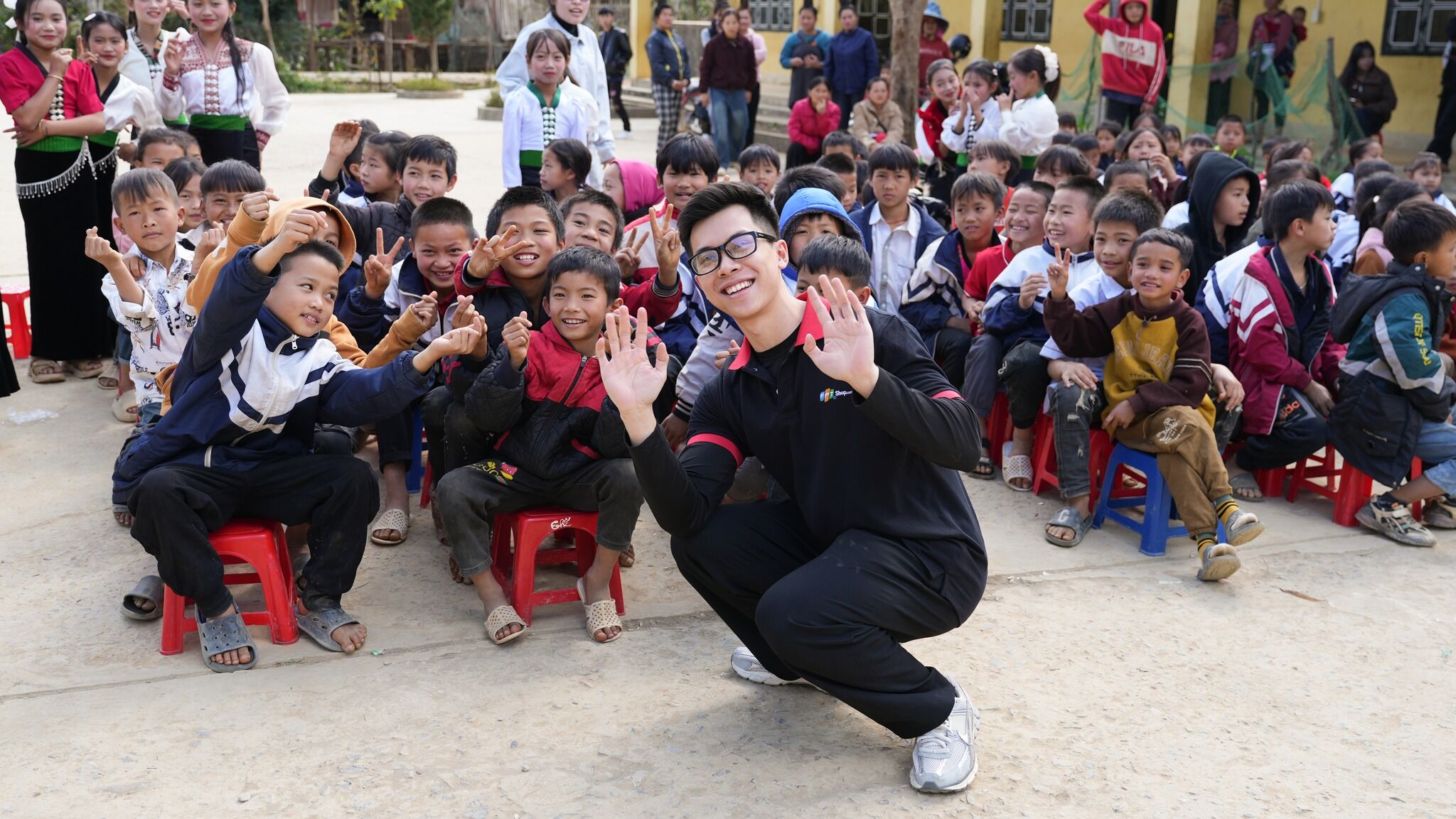 Bật Tết vùng biên: FPT Shop mang công nghệ đến gần hơn với học sinh vùng biên Sơn La