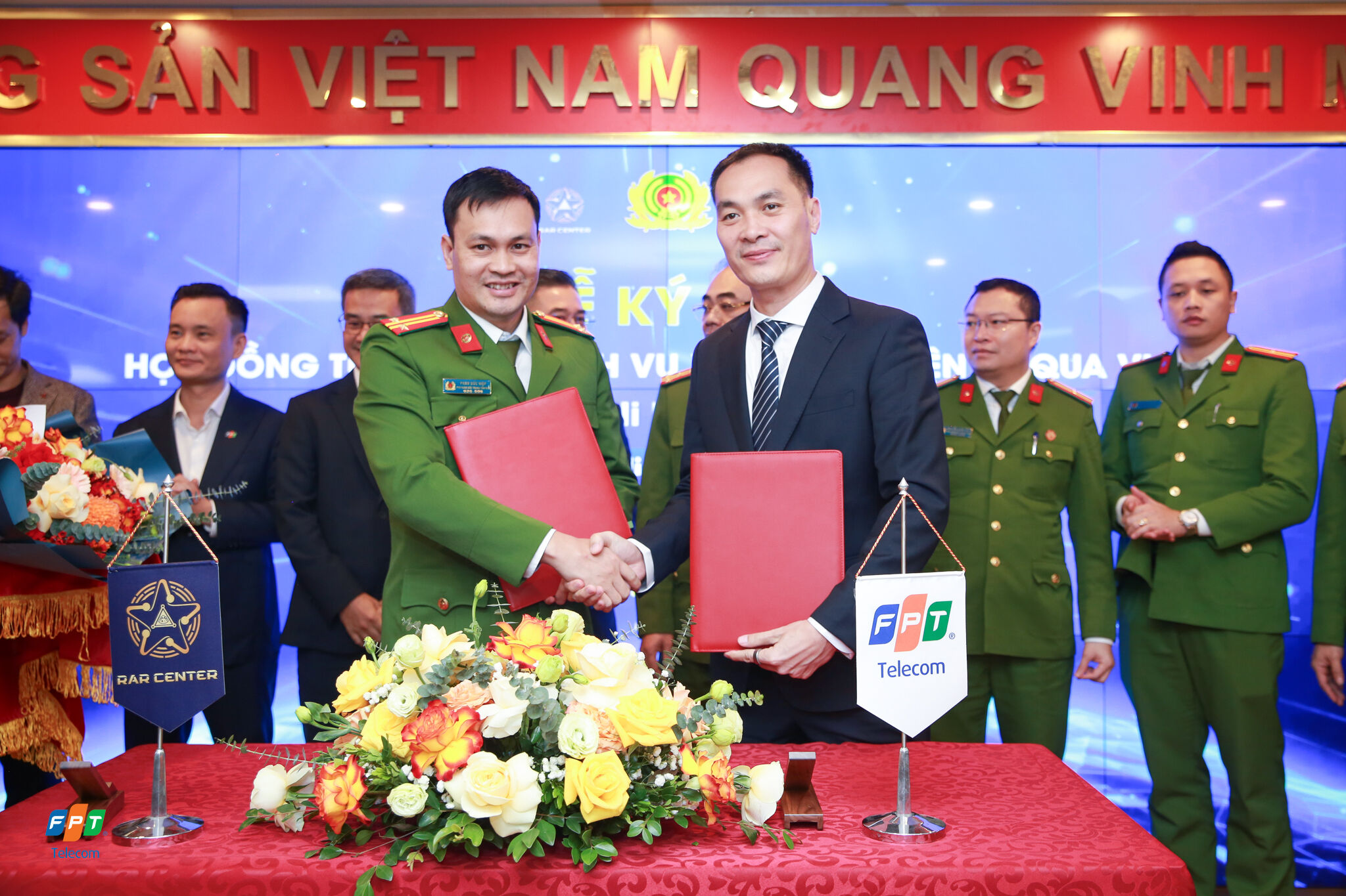 FPT Telecom tiên phong tích hợp VNeID trên hệ sinh thái số: Nâng cao trải nghiệm số thuận tiện và an toàn FPT Telecom tiên phong tích hợp VNeID trên hệ sinh thái số: Nâng cao trải nghiệm số thuận tiện và an toàn