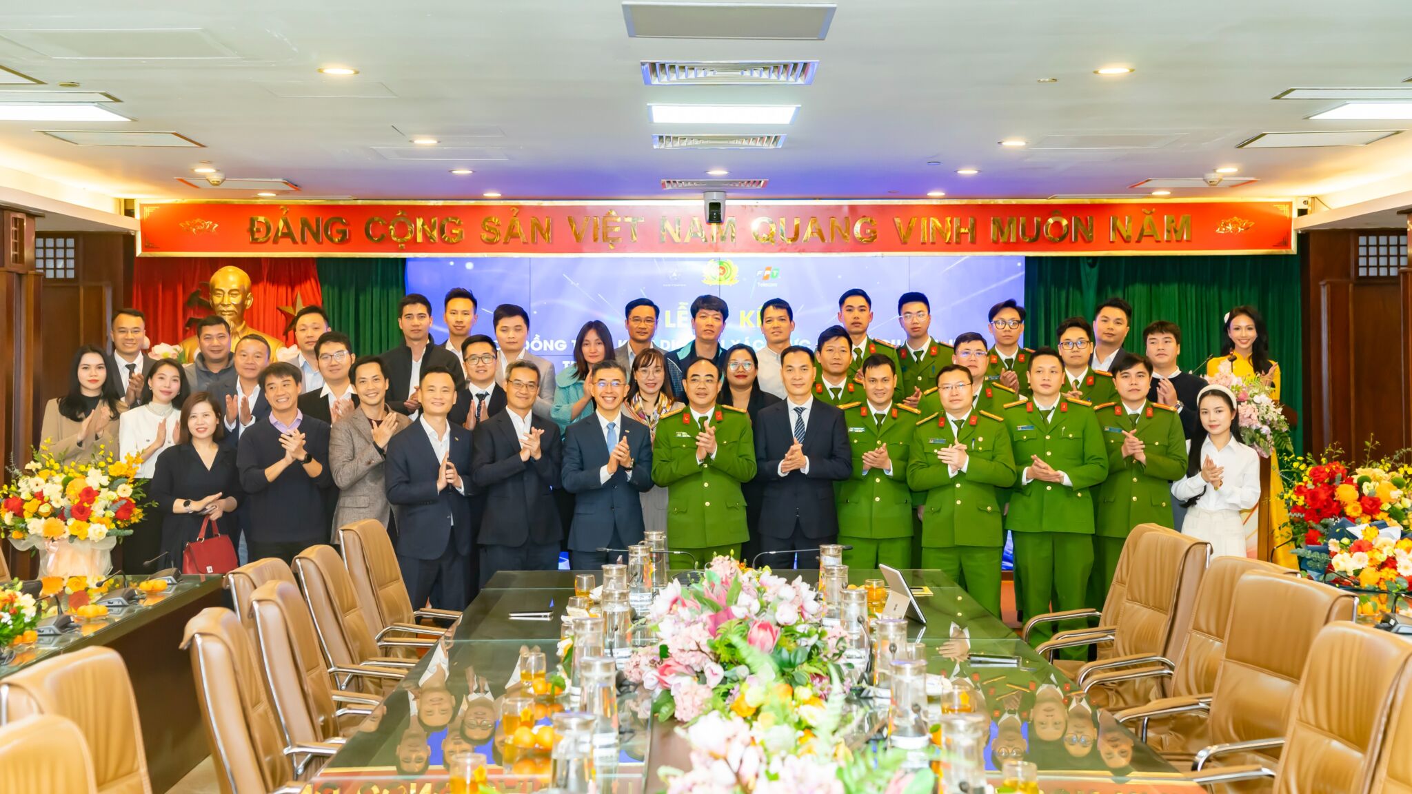 FPT Telecom tiên phong tích hợp VNeID trên hệ sinh thái số: Nâng cao trải nghiệm số thuận tiện và an toàn FPT Telecom tiên phong tích hợp VNeID trên hệ sinh thái số: Nâng cao trải nghiệm số thuận tiện và an toàn