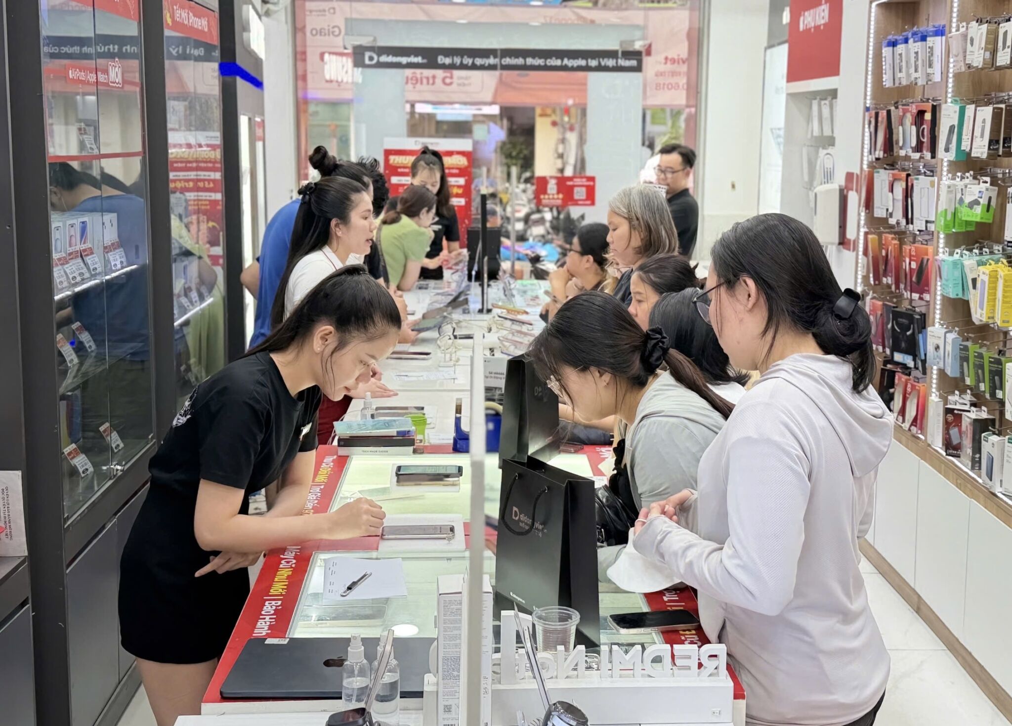 Sắm iPhone 17 Pro, Z Fold7 du xuân với giá sốc cùng Di Động Việt