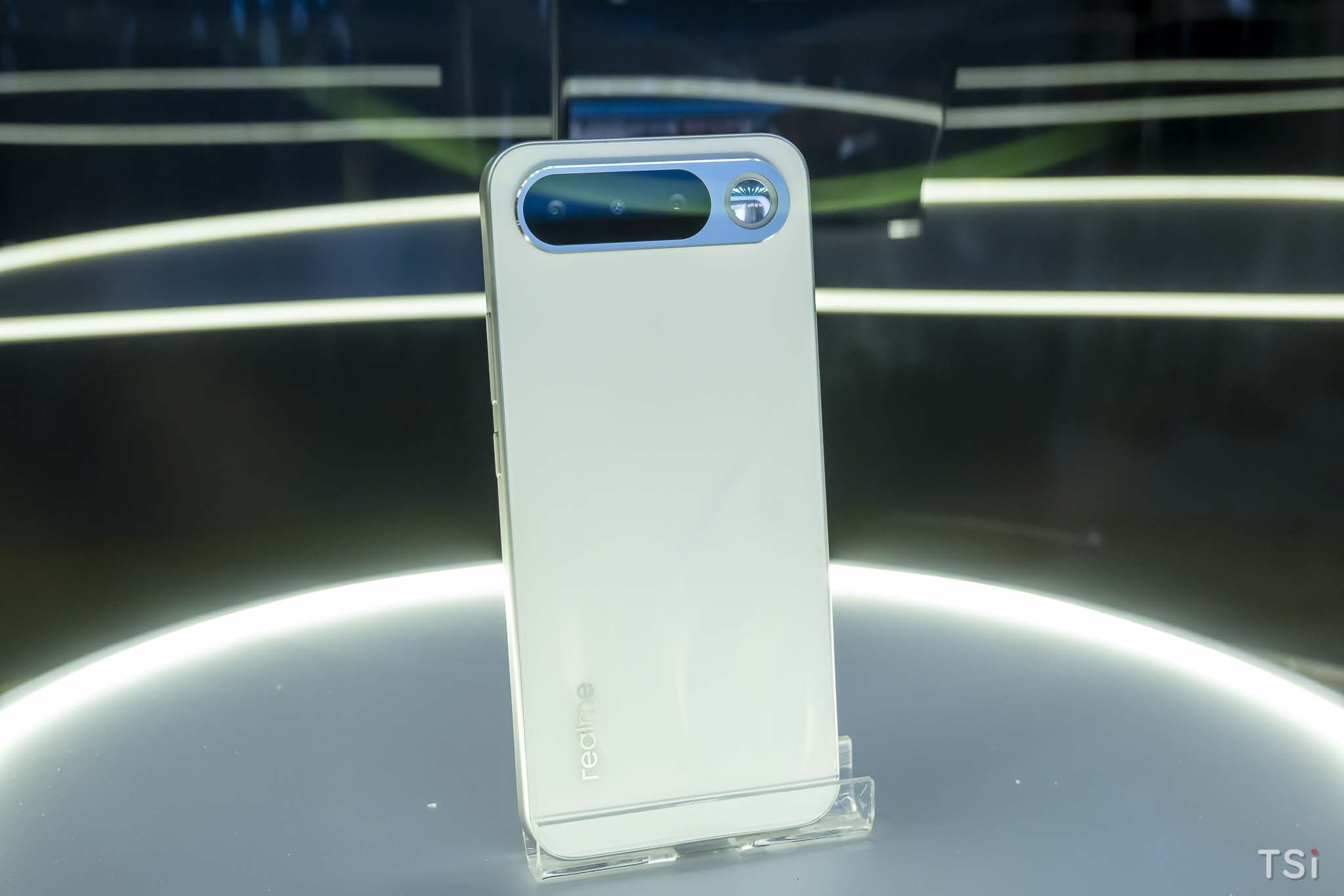 Bộ đôi realme 16 Pro và realme 16 5G lên kệ, giá từ 11,5 triệu đồng