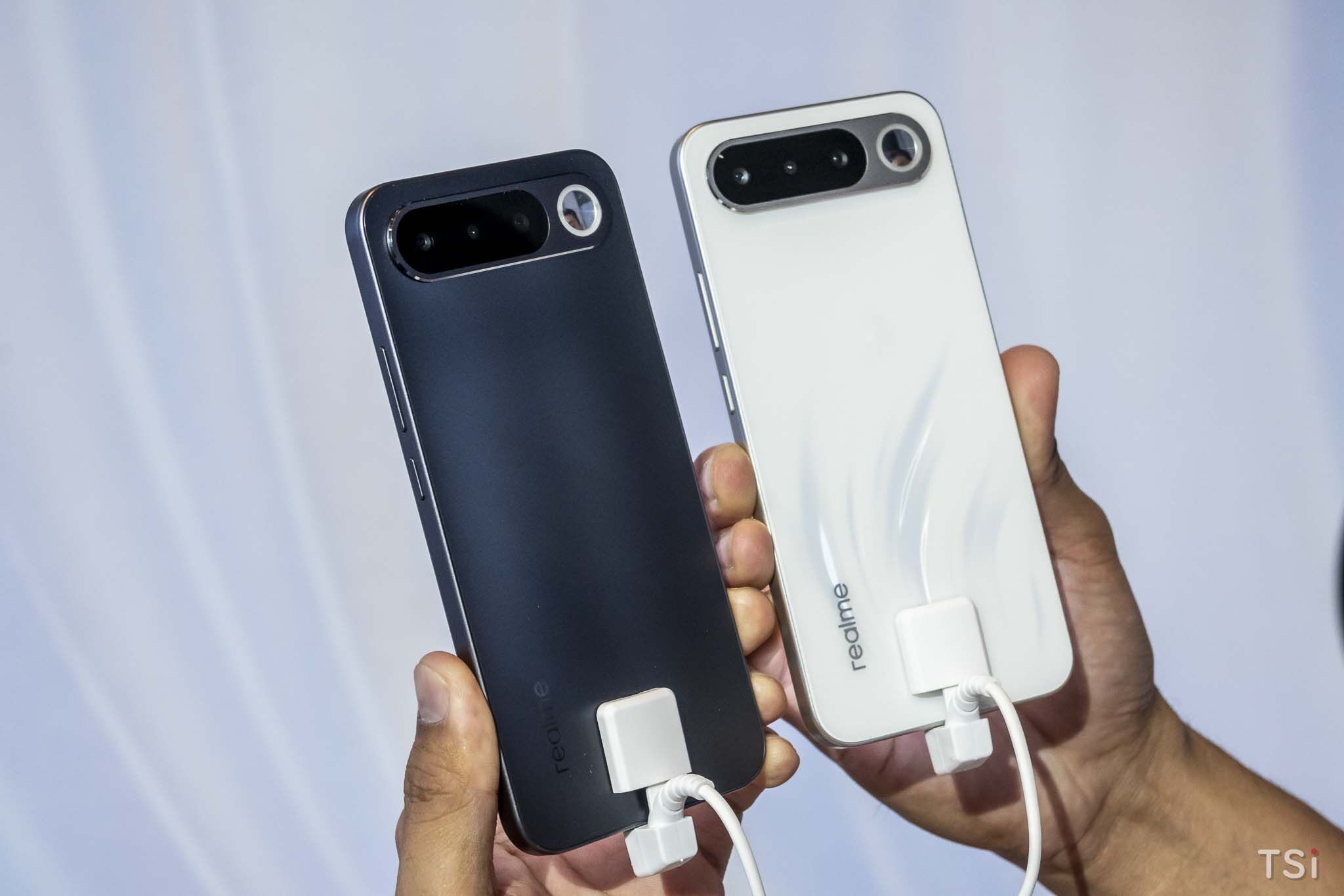 Bộ đôi realme 16 Pro và realme 16 5G lên kệ, giá từ 11,5 triệu đồng