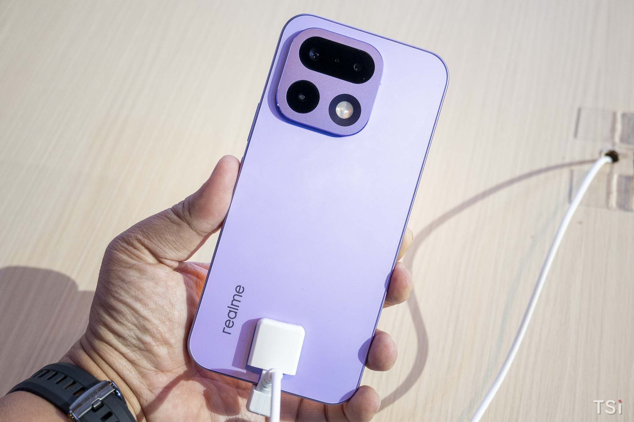 Bộ đôi realme 16 Pro và realme 16 5G lên kệ, giá từ 11,5 triệu đồng