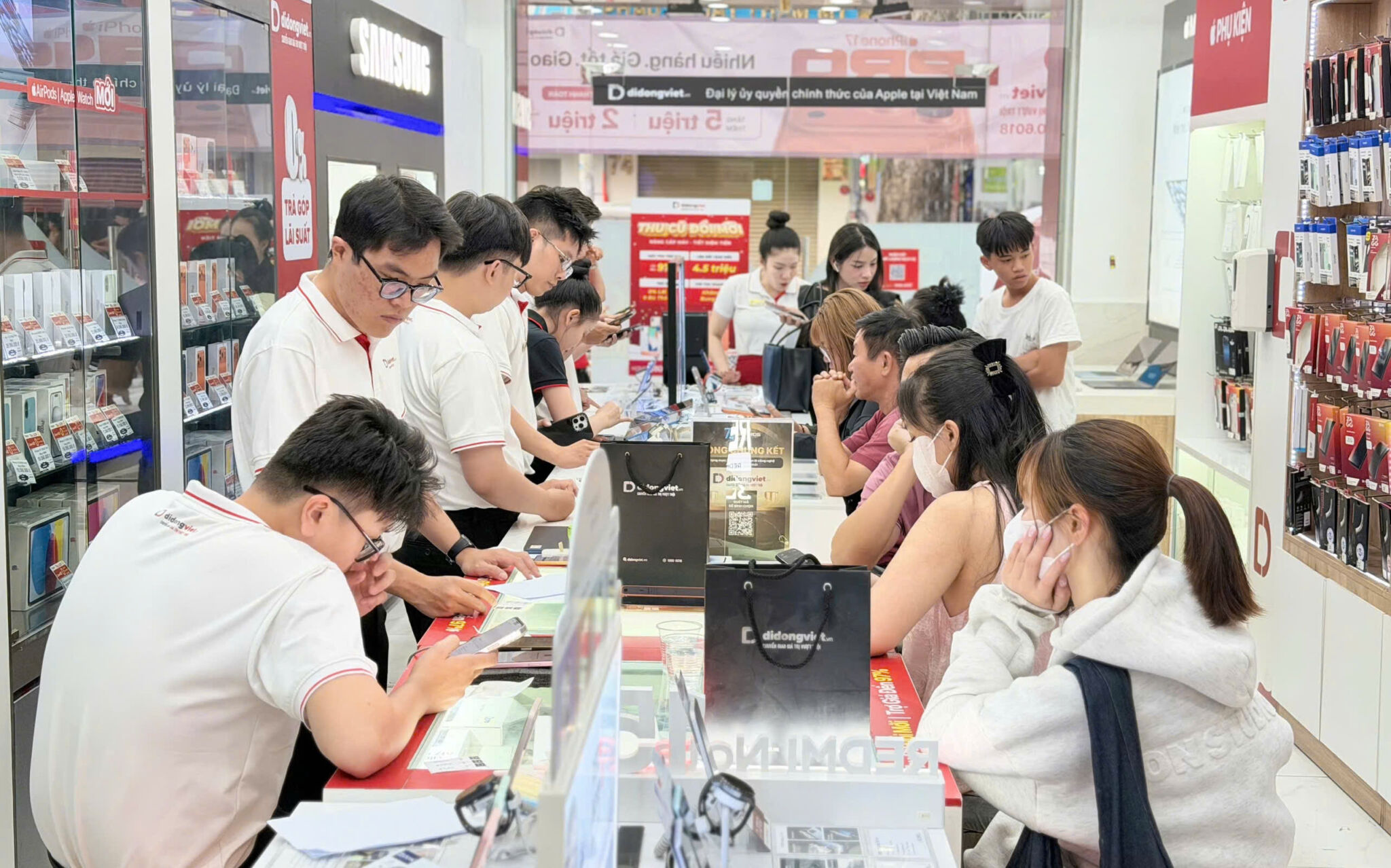 Sở hữu Redmi Note 15 series tại Di Động Việt với loạt ưu đãi, thu cũ - đổi mới trợ giá đến 4 triệu đồng Sở hữu Redmi Note 15 series tại Di Động Việt với loạt ưu đãi, thu cũ - đổi mới trợ giá đến 4 triệu đồng