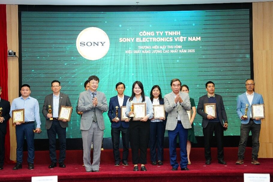 Sony dẫn đầu thương hiệu TV có hiệu suất năng lượng cao và được người dùng yêu thích Sony lập “cú đúp” giải thưởng: Dẫn đầu thương hiệu TV có hiệu suất năng lượng cao và được người dùng yêu thích