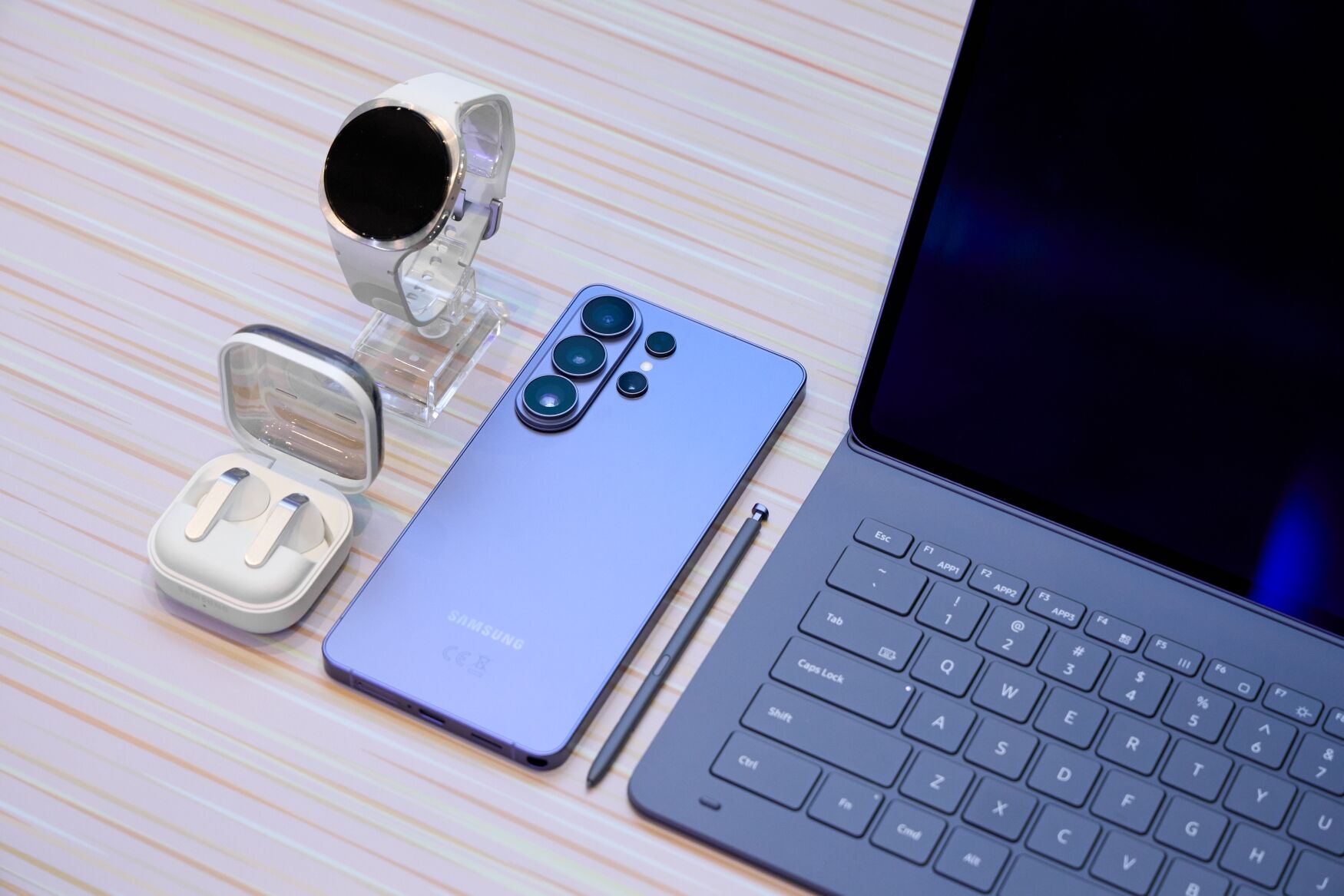 Samsung trình làng Galaxy Buds4 Series, giá từ 5 triệu đồng Samsung trình làng Galaxy Buds4 Series mới, định chuẩn trải nghiệm với chất âm Hi-Fi đa tầng sống động