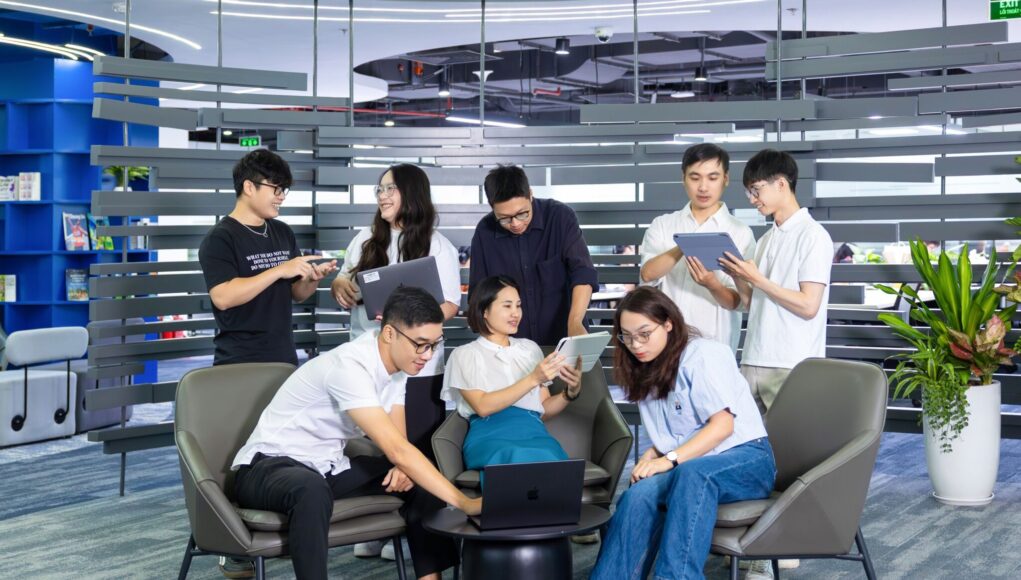 fpt-duoc-vinh-danh-bao-cao-peak-matrix