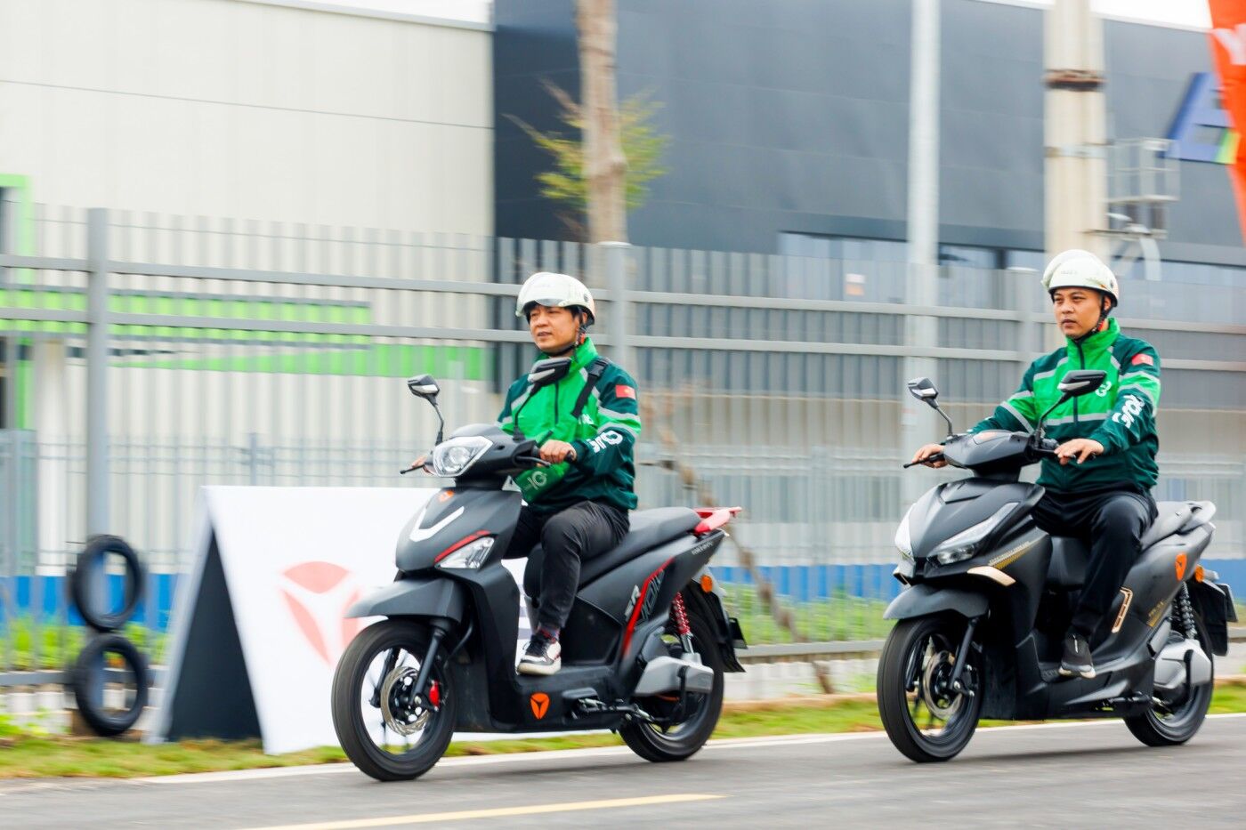 Grab Việt Nam hợp tác Yadea Việt Nam để tăng cường chuyển đổi sang xe máy điện cho đối tác tài xế Grab Grab Việt Nam hợp tác Yadea Việt Nam để tăng cường chuyển đổi sang xe máy điện cho đối tác tài xế Grab