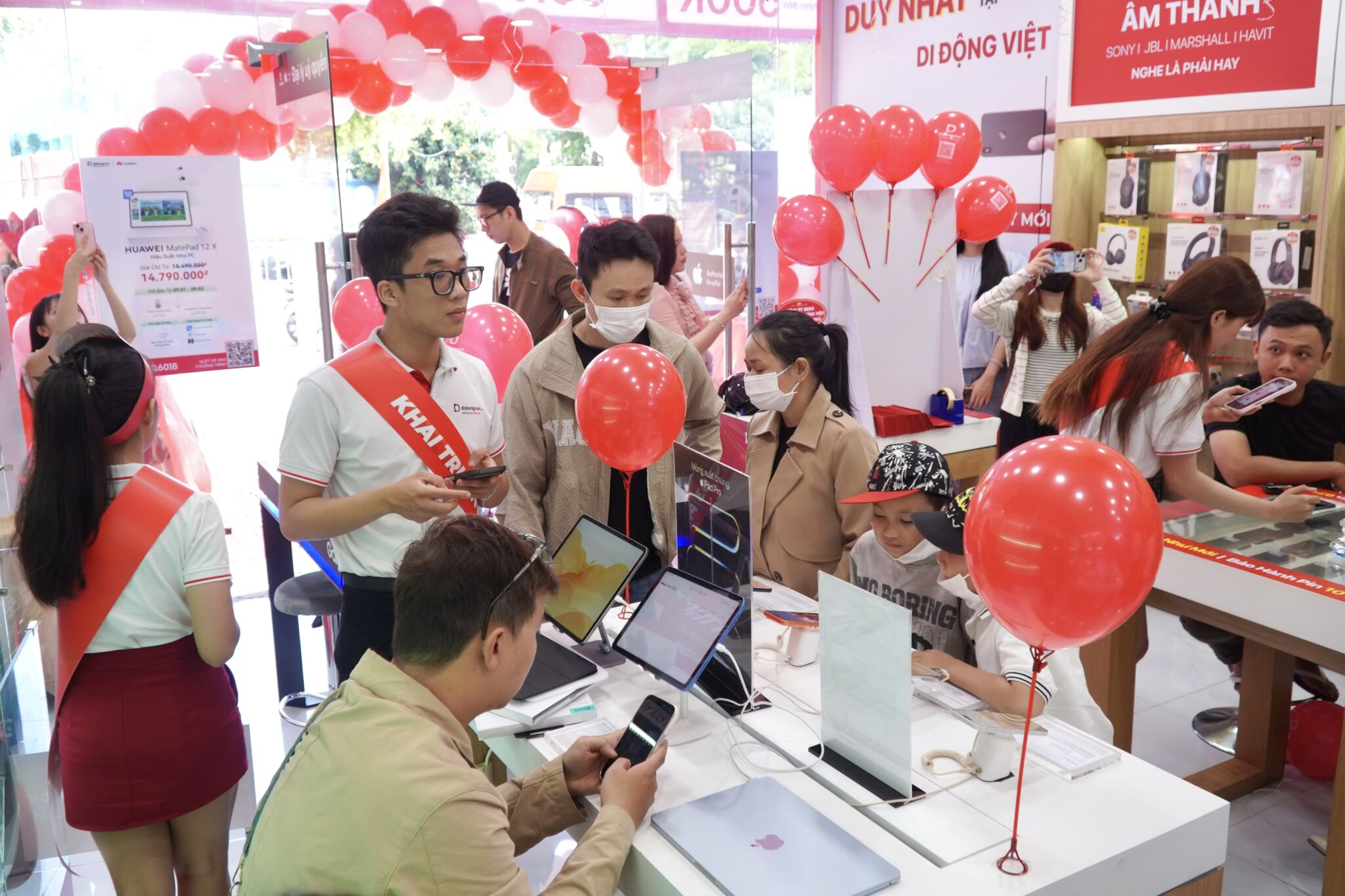 Cửa hàng Di Động Việt 03 Phan Đăng Lưu, TP.HCM khai trương, iPhone, Samsung về giá hời kèm quà giá trị