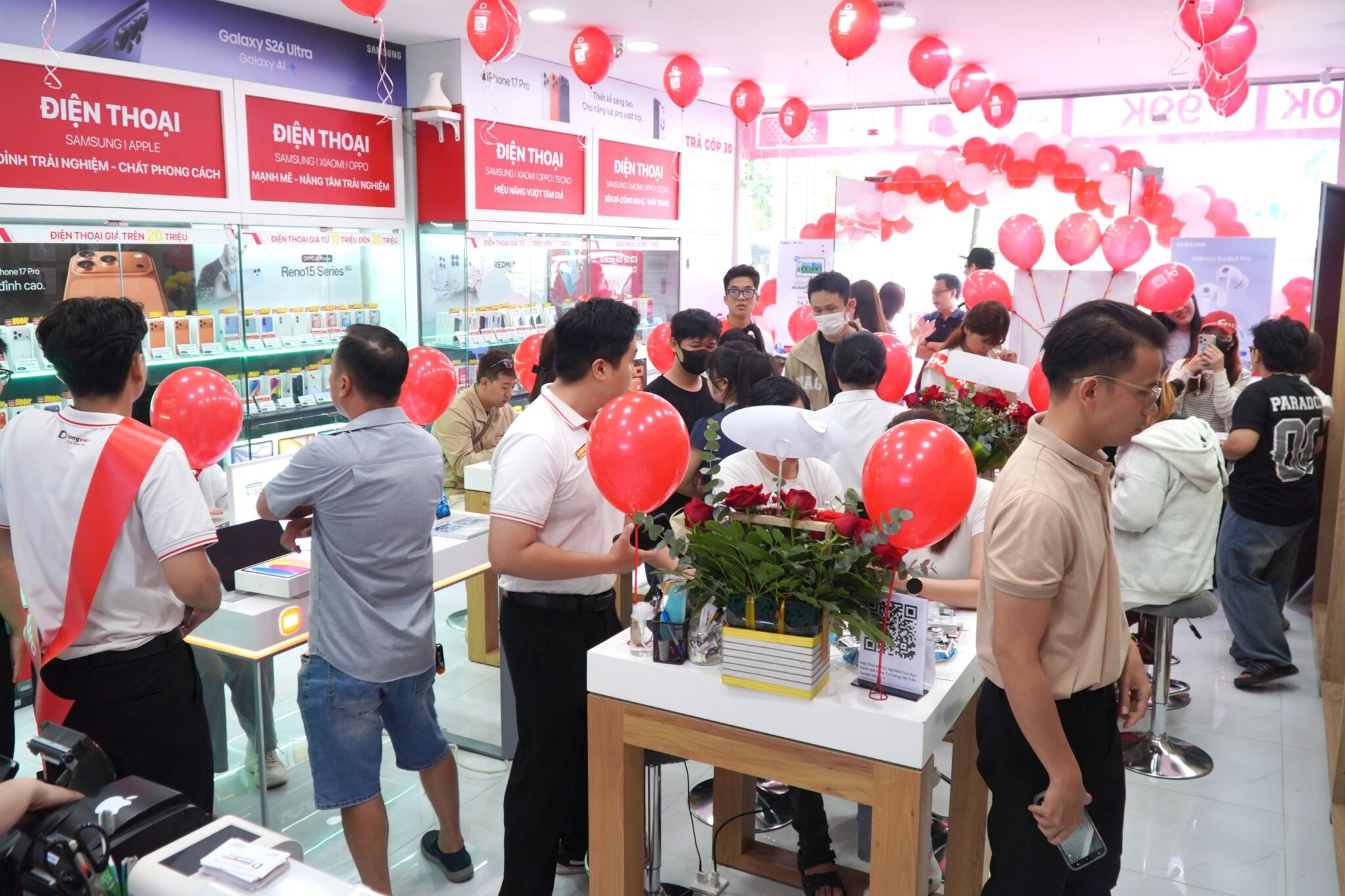 Cửa hàng Di Động Việt 03 Phan Đăng Lưu, TP.HCM khai trương, iPhone, Samsung về giá hời kèm quà giá trị