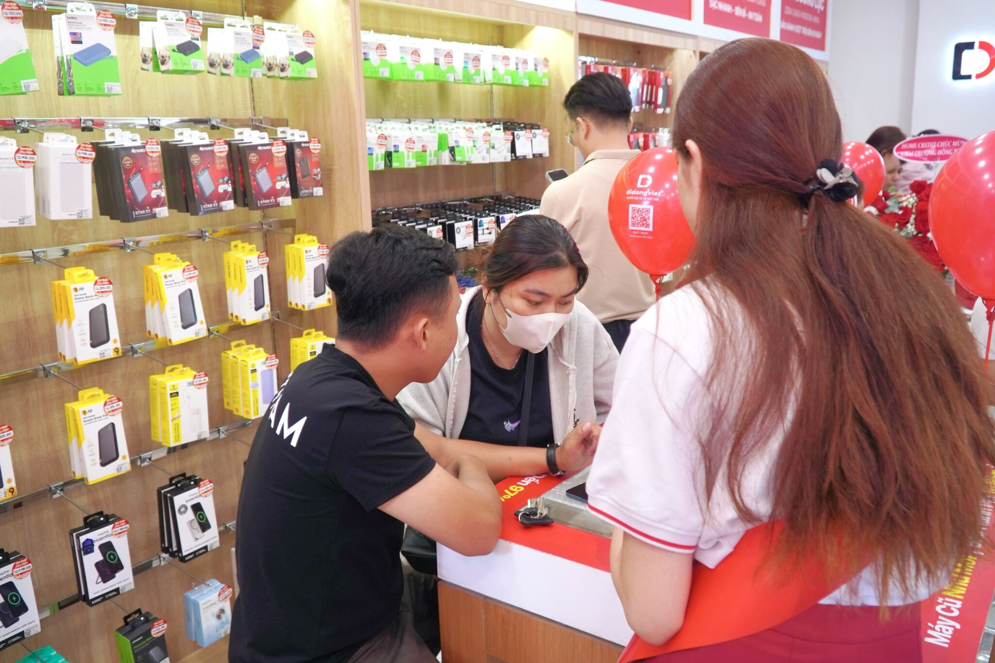 Cửa hàng Di Động Việt 03 Phan Đăng Lưu, TP.HCM khai trương, iPhone, Samsung về giá hời kèm quà giá trị