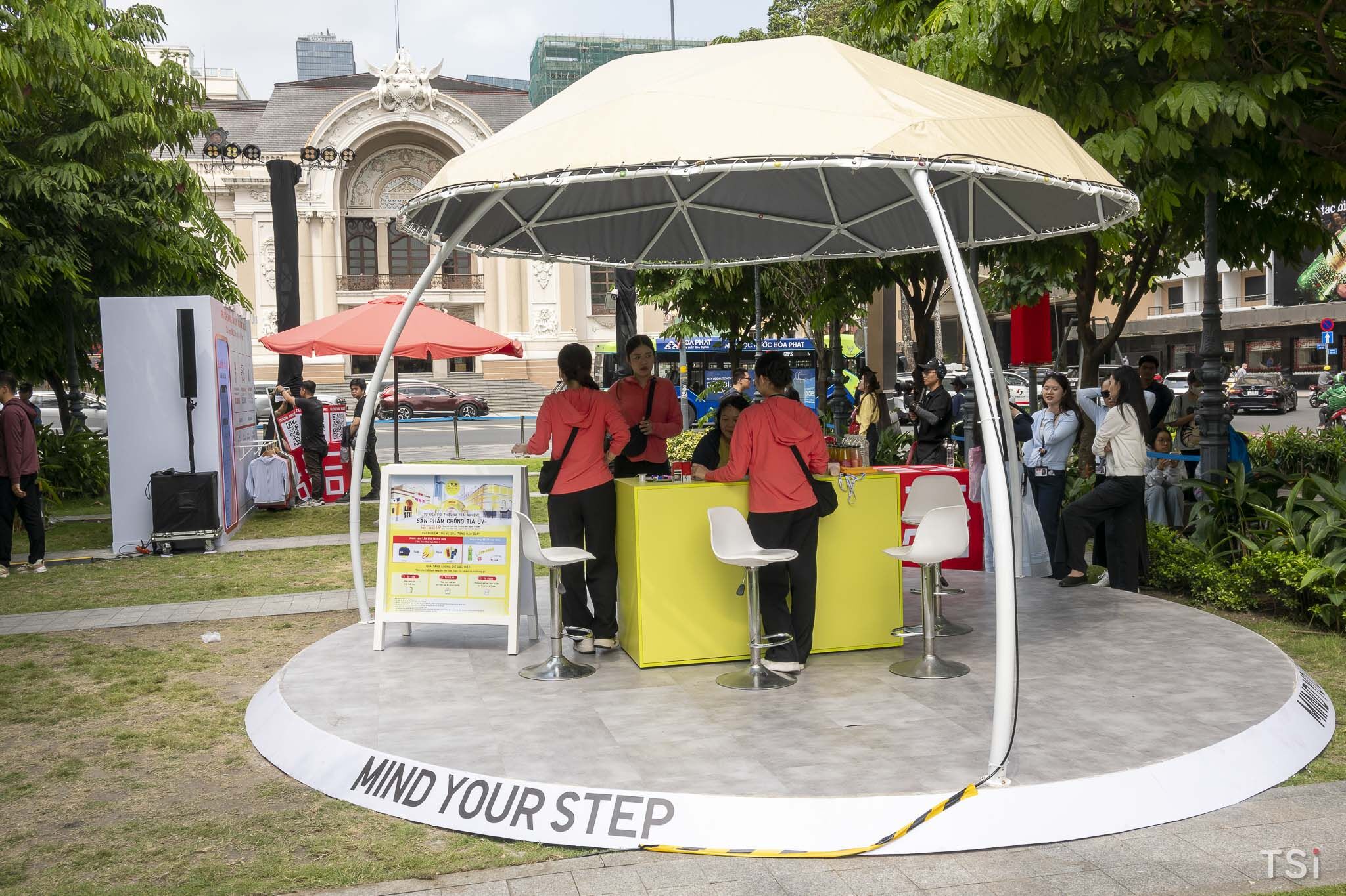 UNIQLO tái hiện không gian trải nghiệm ngoài trời, giới thiệu dòng sản phẩm chặn hơn 90% tia UV